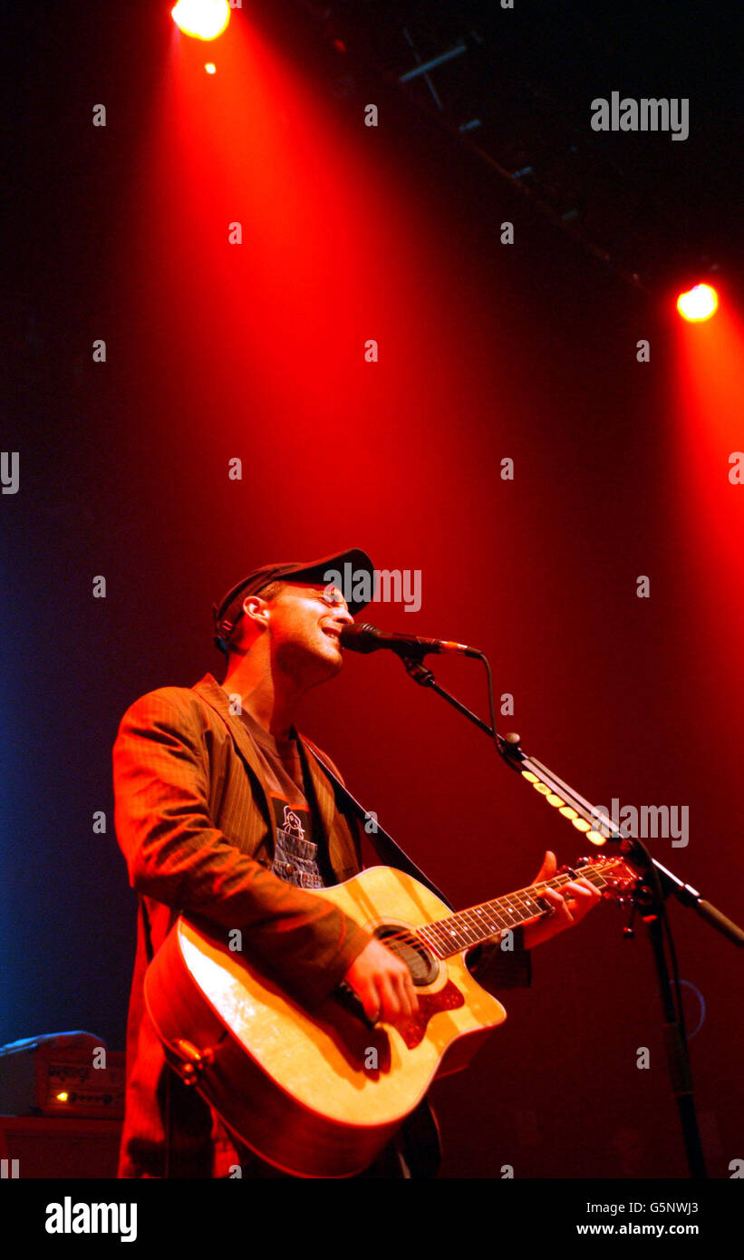 Sänger Fran Healy von der schottischen Popband Travis tritt im Rahmen der NME Carling Awards Shows im Astoria im Zentrum von London auf. Stockfoto
