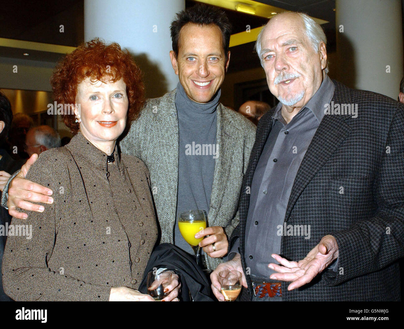 Schauspieler Richard E Grant (C) mit dem amerikanischen Filmregisseur Robert Altman und seiner Frau Kathryne bei einem Empfang für die David Lean Lecture von Altman in den BAFTA-Büros in Piccadilly, London. Stockfoto