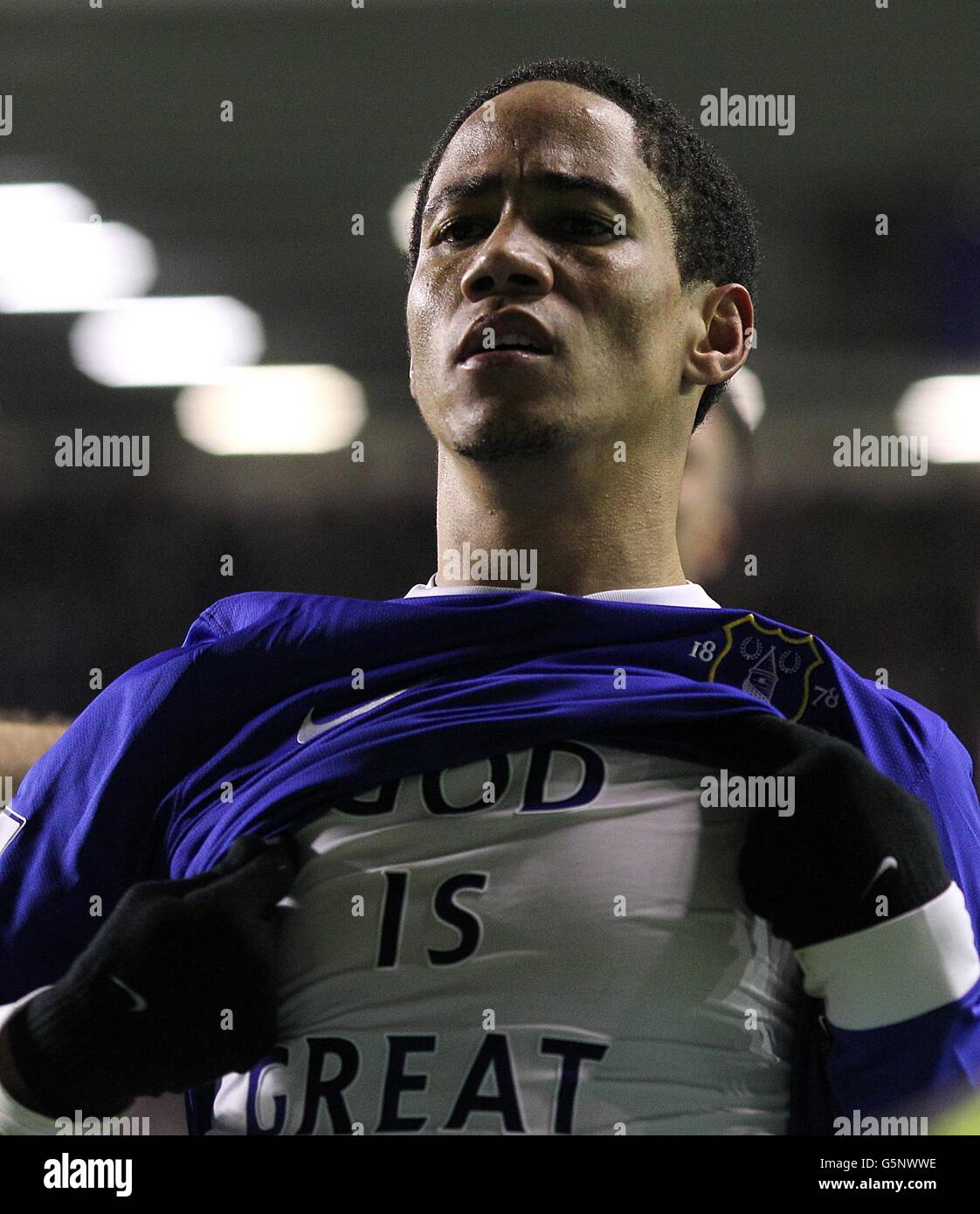 Evertons Steven Pienaar feiert mit einem T-Shirt mit der Lektüre von "Gott ist großartig" das erste Tor seiner Seite. Stockfoto