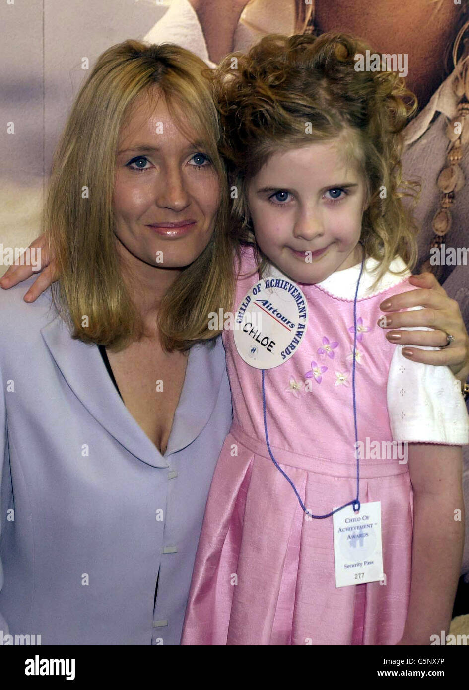Autor JK Rowling mit Chloe Davies, 7, von Mid Glamorgan, im Hilton Hotel in London für den 21. Jährlichen Child of Achievement Award. Die Preise würdigen Kinder, die schmerzhafte und invasive medizinische Behandlungen erlitten haben. *... während sie immer noch ein Lächeln auf ihren Gesichtern haben und eine Inspiration für andere um sie herum werden. Stockfoto