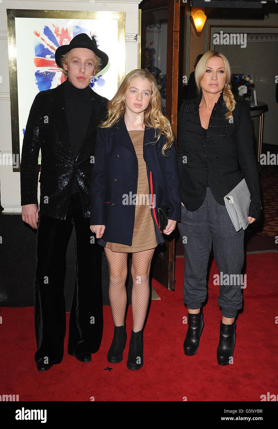 Friseur der Stars James Brown, Anais Gallagher und Meg Matthews, die zur Pressenacht von Viva Forever im Piccadilly Theatre, Denman Street, London, ankommen. Stockfoto