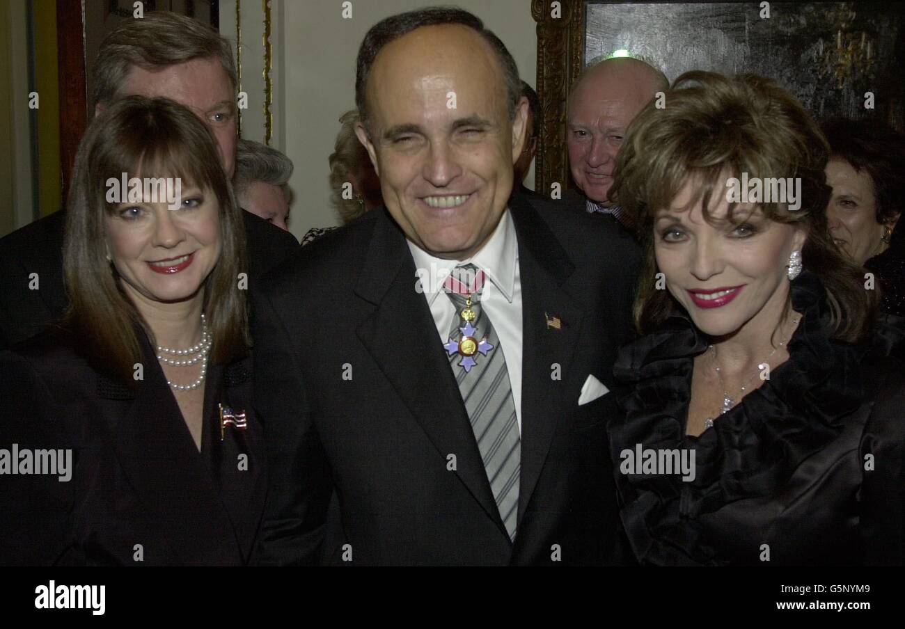 Der ehemalige Bürgermeister von New York City Rudolph Giuliani, mit Freundin Judith Nathan (links) und Schauspielerin Joan Collins, an der Royal Academy of Arts in London. * ... Die Berühmtheiten waren in der Akademie, um an einer Versteigerung von Fotoarbeiten teilzunehmen, um Geld für die Angehörigen der Feuerwehrleute und Polizisten zu sammeln, die durch die Terroranschläge vom 11. September getötet wurden. Herr Giuliani schenkte einige seiner eigenen Personalfotos seiner Stadt, die mehrere tausend Pfund aufbrachte. Stockfoto