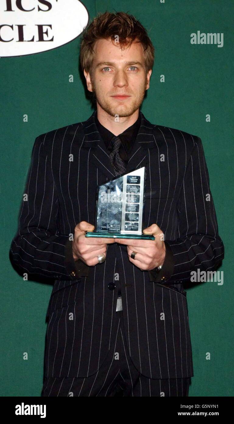 Ewan McGregor mit seinem besten britischen Schauspielerpreis für Moulin Rouge bei den 22. Awards des London Film Critics' Circle im Dorchester Hotel in London. Stockfoto
