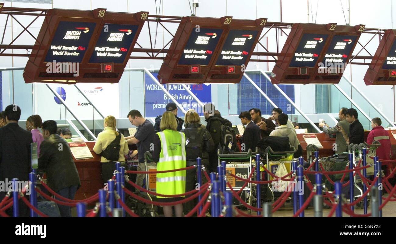 Passingers Check in Heathrow Airport Terminal 4 nach der Ankündigung von BA von Tausenden von Arbeitsplatzverlusten. 16/08/04: Die Staats- und Regierungschefs der Union werden sich treffen, um zu entscheiden, ob sie in einem Lohnstreit mit British Airways Streiktermine festlegen sollen, die im nächsten Monat das Chaos für Reisende bedrohen würden. Die Shop Stewards der GMB werden mit nationalen Beamten zusammentreffen, um über ihren nächsten Schritt zu entscheiden, nachdem 53 % für Arbeitskampfmaßnahmen von Mitgliedern der Gewerkschaft der Fluggesellschaft gestimmt haben, die hauptsächlich als Check-in-Personal an Flughäfen wie Heathrow und Gatwick arbeiten. Stockfoto