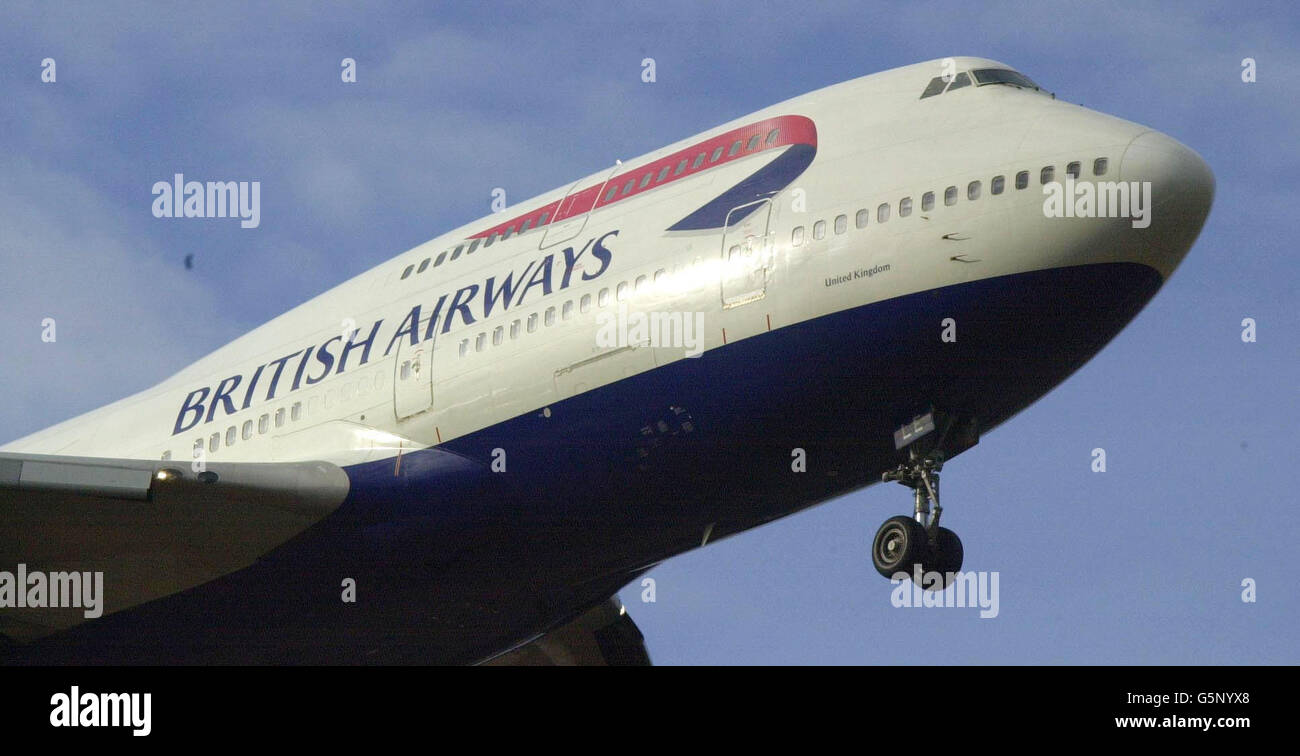 Ein Jumbo Jet von British Airways, der heute am Flughafen Heathrow ankommt, nachdem BA Tausende von Arbeitsplatzverlusten angekündigt hat. * 26/01/03 EIN Pilot von British Airways, der angeblich die Alkoholgrenze überschritten hat, wartete darauf, die Ergebnisse eines Bluttests zu erfahren, der seine Flugkarriere beenden könnte. Der Pilot, der nicht benannt wurde, wurde von der schwedischen Polizei nach einem Atemtest kurz vor seiner Übernahme eines Airbus A320 nach London mit 79 Passagieren an Bord gestern Morgen festgehalten. Eine Blutprobe wurde entnommen und zur Analyse in ein Polizeilabor in Schweden geschickt, und die Ergebnisse waren fällig Stockfoto