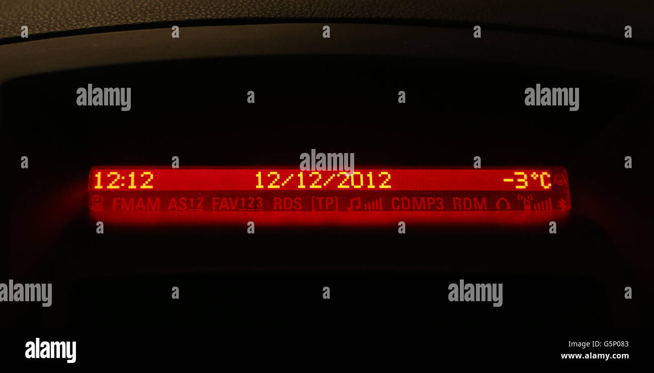 Eine Autouhr liest die ungewöhnliche Zeit der zwölften Minute nach der zwölften Stunde am zwölften Tag des zwölften Monats 2012. Stockfoto