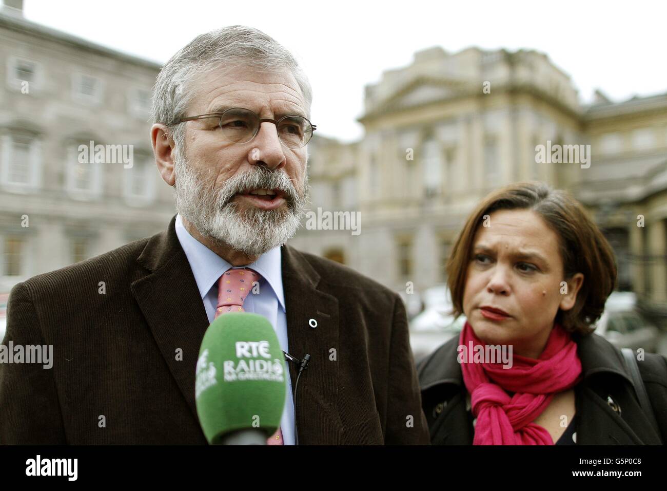 Sinn Fein's Gerry Adams und Mary Lou McDonald sprechen vor Leinster House mit den Medien und geben ihre Reaktion auf den de Silva Bericht über den Mord an Belfaster Anwalt Pat Finucane. Stockfoto