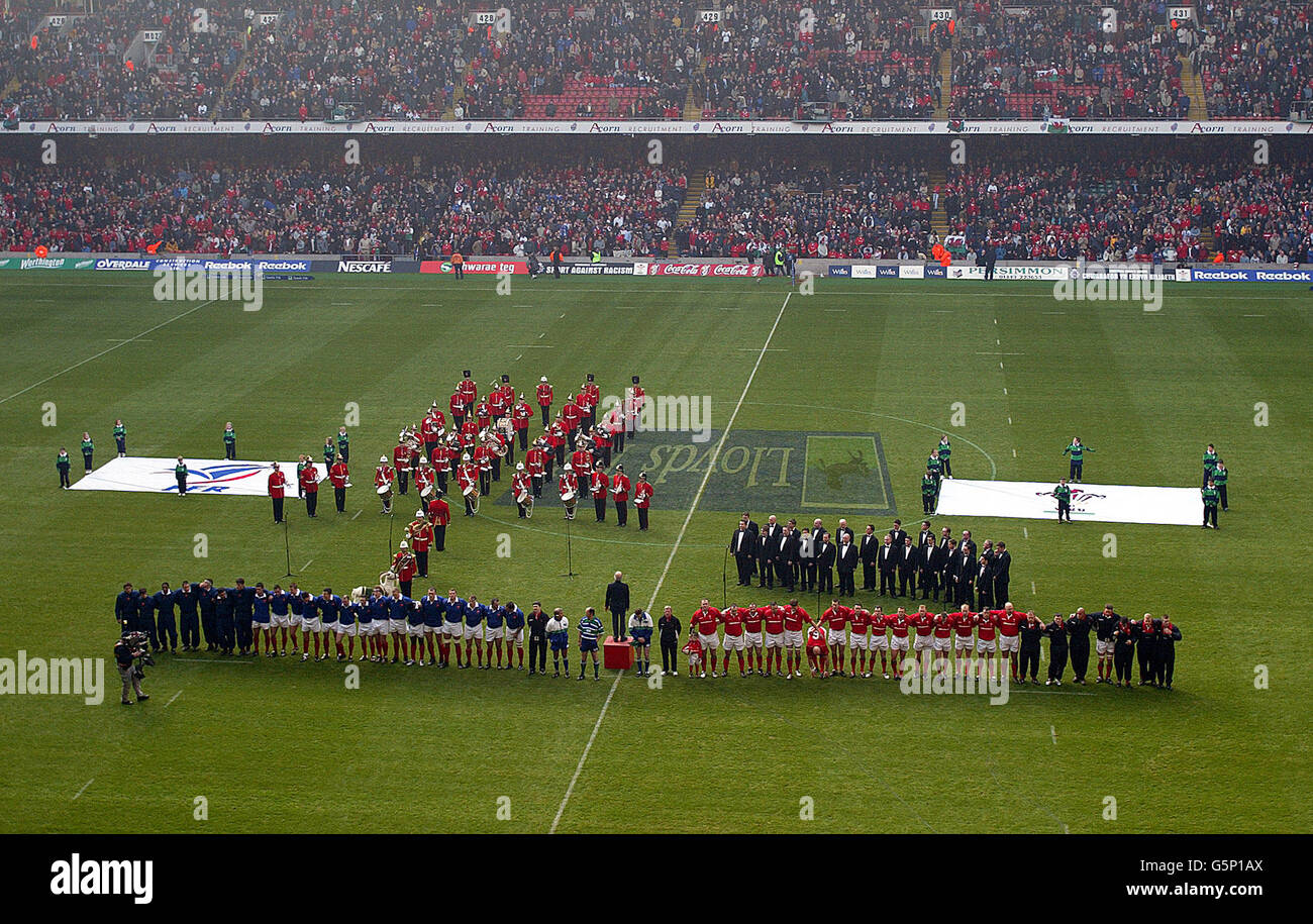 RUGBY UNION WALES V FRANKREICH. Flaggen vor dem Spiel in Wales und Frankreich, bei der Lloyds TSB Six Nations Championship, im Millennium Stadium, Cardiff. Stockfoto