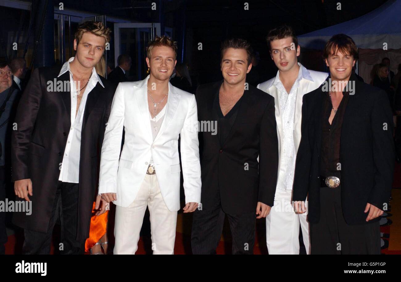 Die irische Boyband Westlife, die bei den Brit Awards 2002 im Londoner Earls Court 2 ankommt. Stockfoto