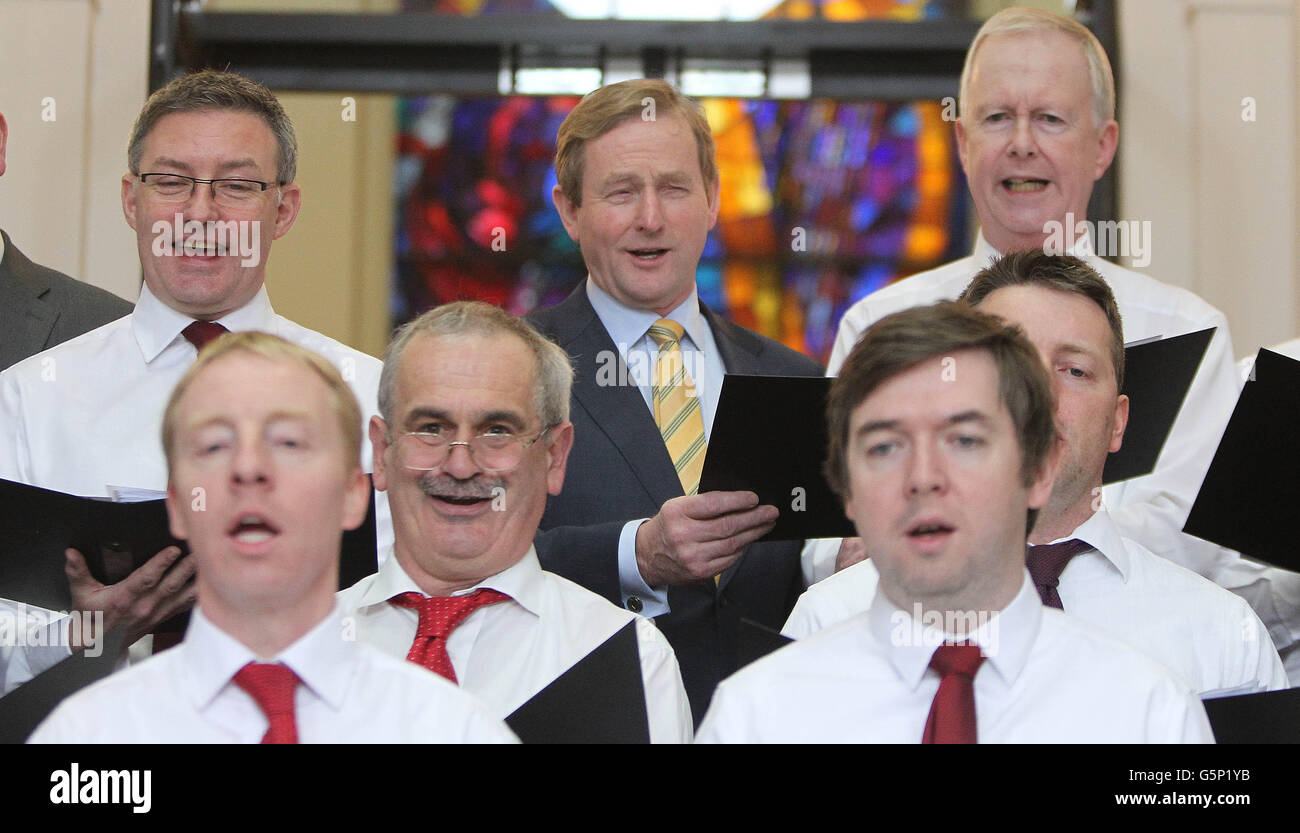 Taoiseach Enda Kenny schließt sich dem Stabchor seines Departements an, um das jährliche Mittagskonzert mit Weihnachtsliedern in Regierungsgebäuden in Dublin zu feiern. Stockfoto