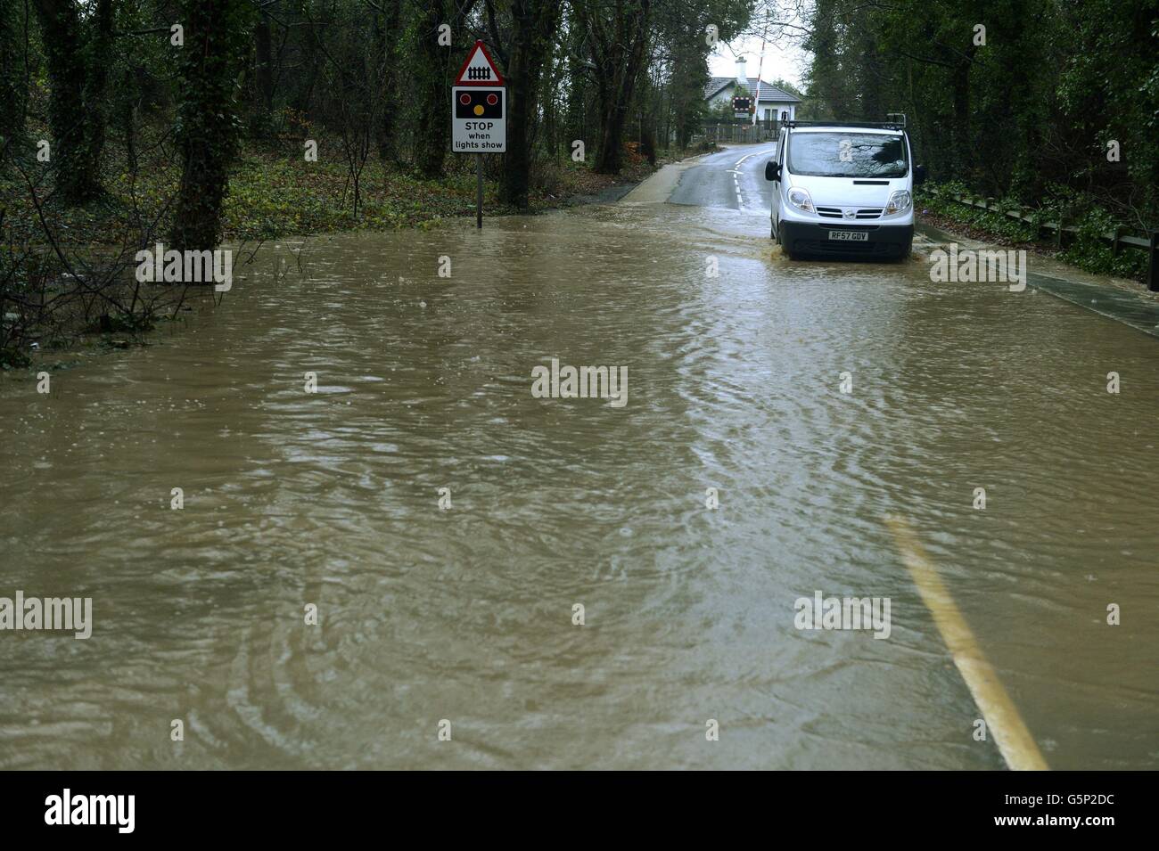 Ein Transporter macht seinen Weg entlang einer überfluteten Straße in Seaham, wie Teile des Vereinigten Königreichs sind für weitere Überschwemmungen vorbereitet, wie aufeinanderfolgende Bands von starken regen bewegen sich über das Land. Stockfoto