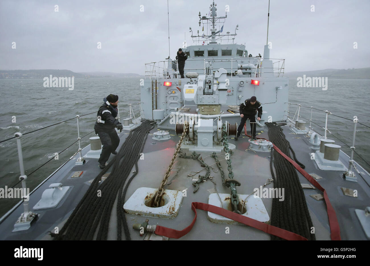 Die Besatzung von HMS Blyth bei der Arbeit vor ihrer Heimkehr auf HM Naval Base auf der Clyde. Stockfoto