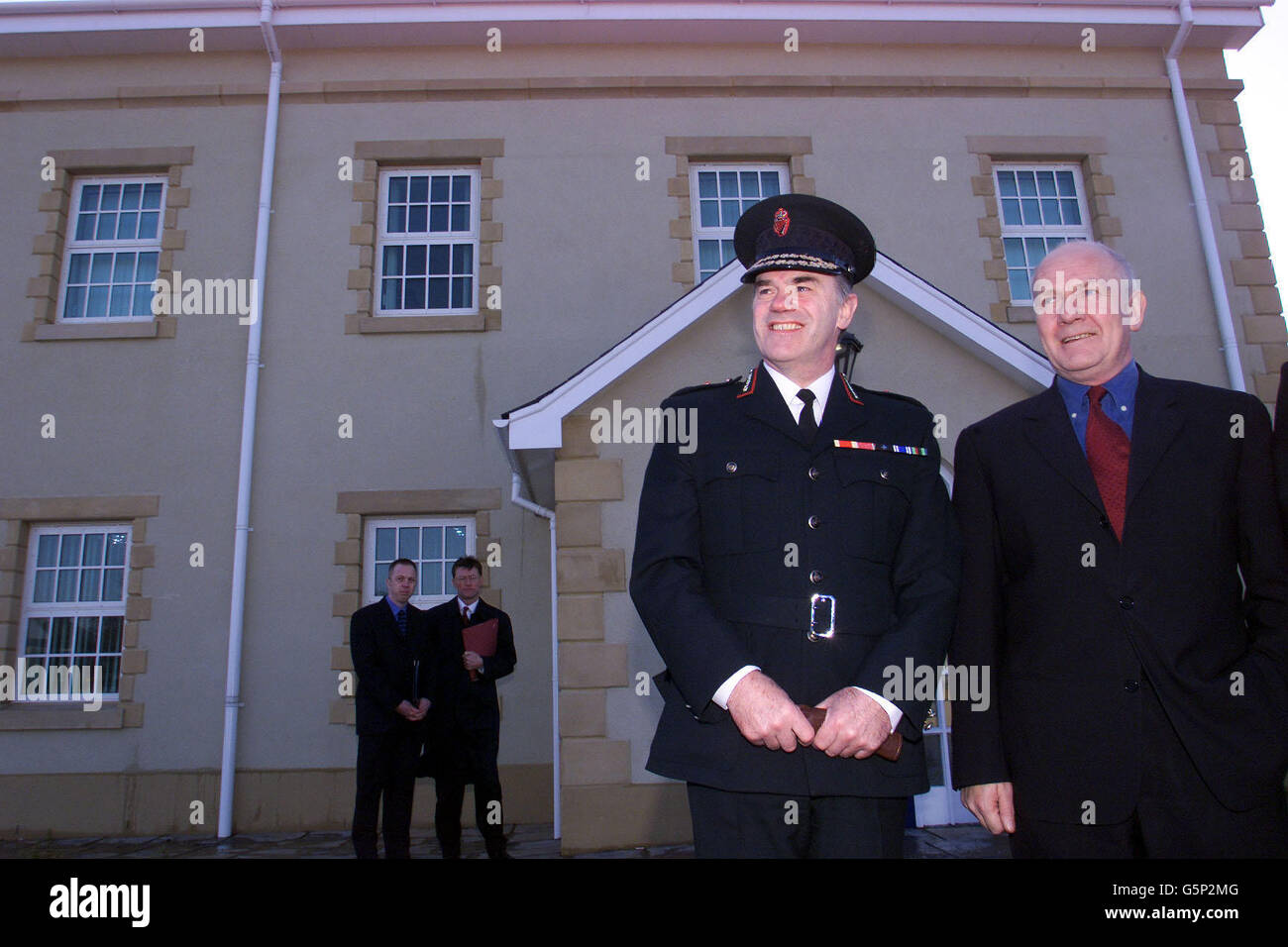 Der Chef der Polizei in Nordirland, Sir Ronnie Flanagan, links, mit Außenminister John Reid, steht vor der neuen Moira Polizeistation, die offiziell wiedereröffnet wurde, nachdem sie vor vier Jahren durch einen Bombenanschlag der Continuity IRA zerstört worden war. Stockfoto