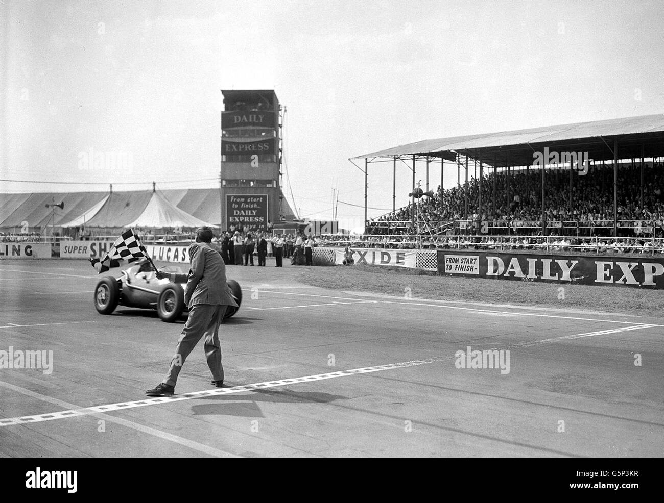 Peter Collins mit seinem Ferrari gewinnt den britischen Grand Prix in Silverstone. Dies war der erste Sieg eines britischen Fahrers im Grand Prix und Ferrari's sechster Sieg in Folge. Collins, mit einem Ferrari, gewann mit einer durchschnittlichen Geschwindigkeit von 102.05 Meilen pro Stunde. Stockfoto