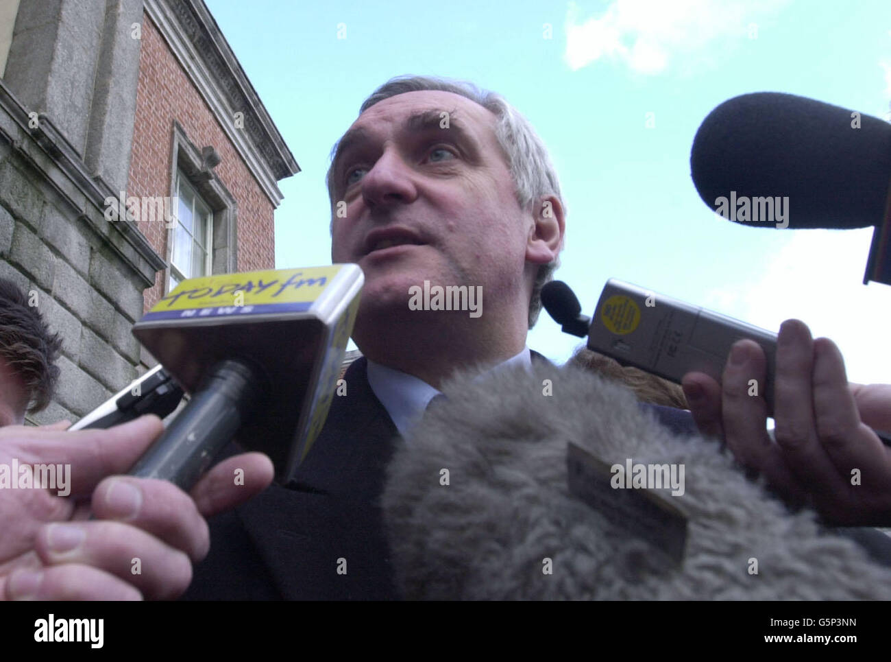 Bertie Ahern, irischer Taioseach, spricht mit den Medien über die Ergebnisse des ersten Phasenberichts des irischen Nationalforums über Europa. Stockfoto