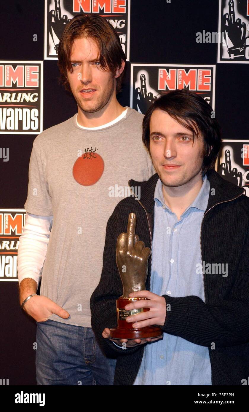 Colin Greenwood (rechts) und Ed O'Brien von Radiohead mit dem Preis „Best Music Video“, den sie für „Pyramid Song“ während der NME (New Musical Express) Carling Awards auf der Planit 2000 in Shoreditch, East London, gewonnen haben. Stockfoto