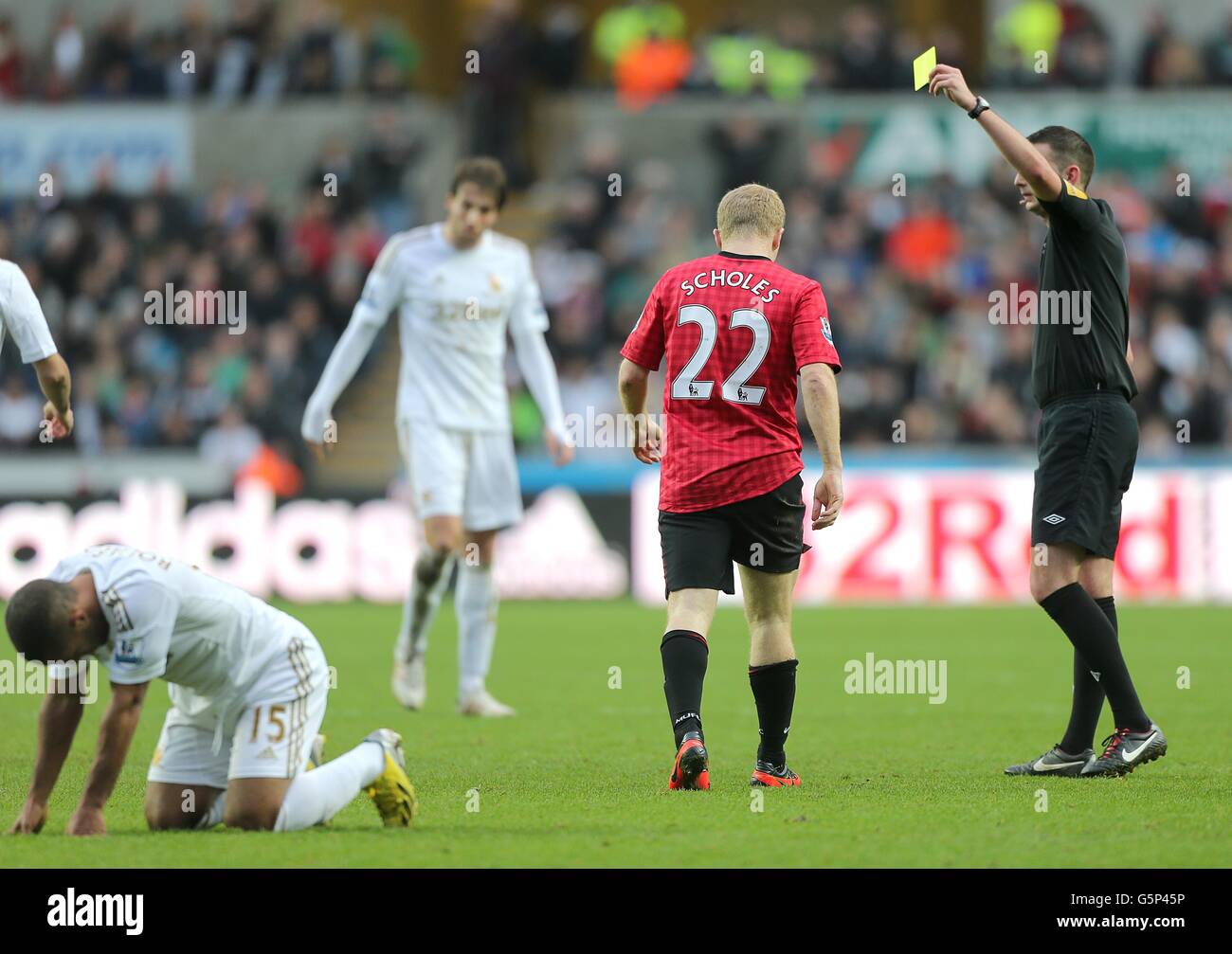 Paul Scholes (22) von Manchester United wird vom Schiedsrichter gebucht Michael Oliver (rechts) nach einem Foul auf Kemy in Swansea City Agustien (links) Stockfoto