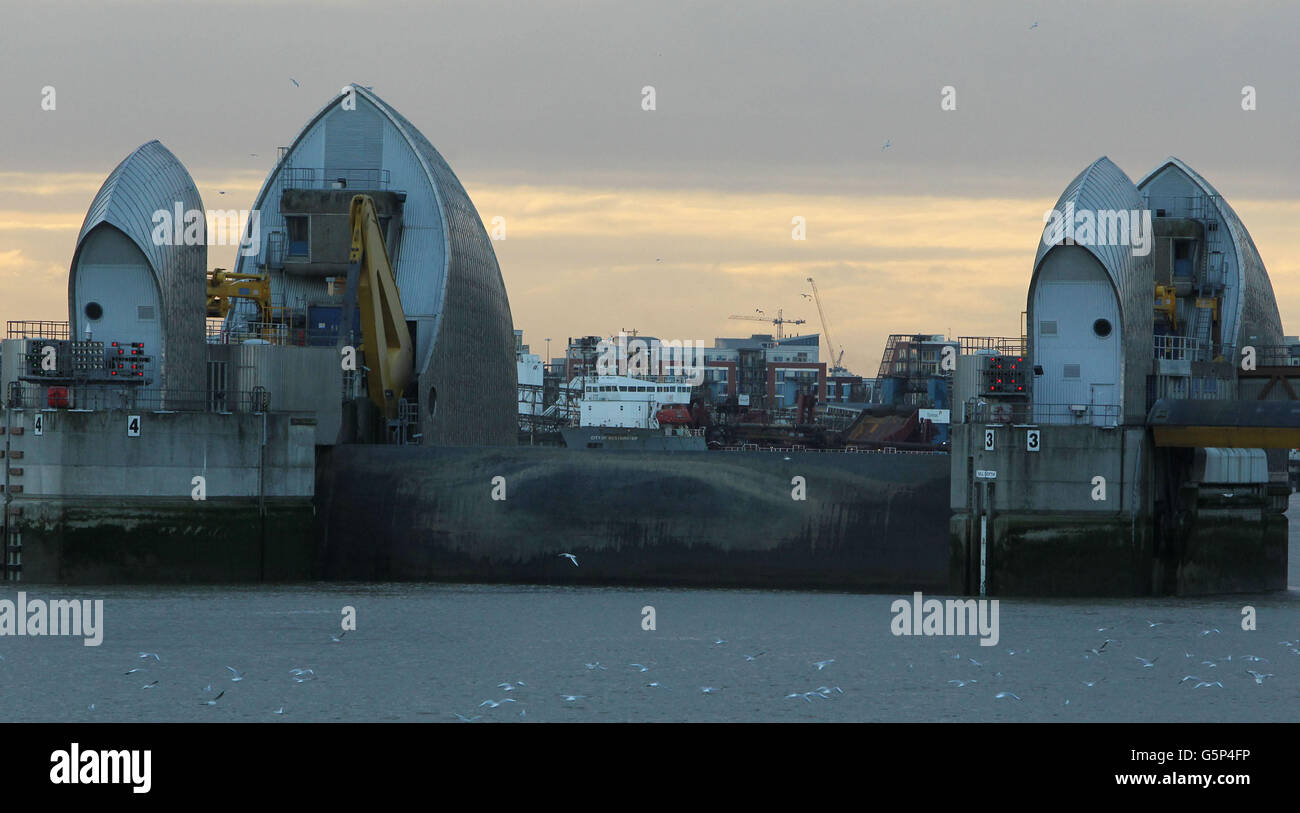 Blick auf den geschlossenen Teil der Thames Barrier von Silvertown, Docklands, nach starkem Regen im ganzen Land. Stockfoto