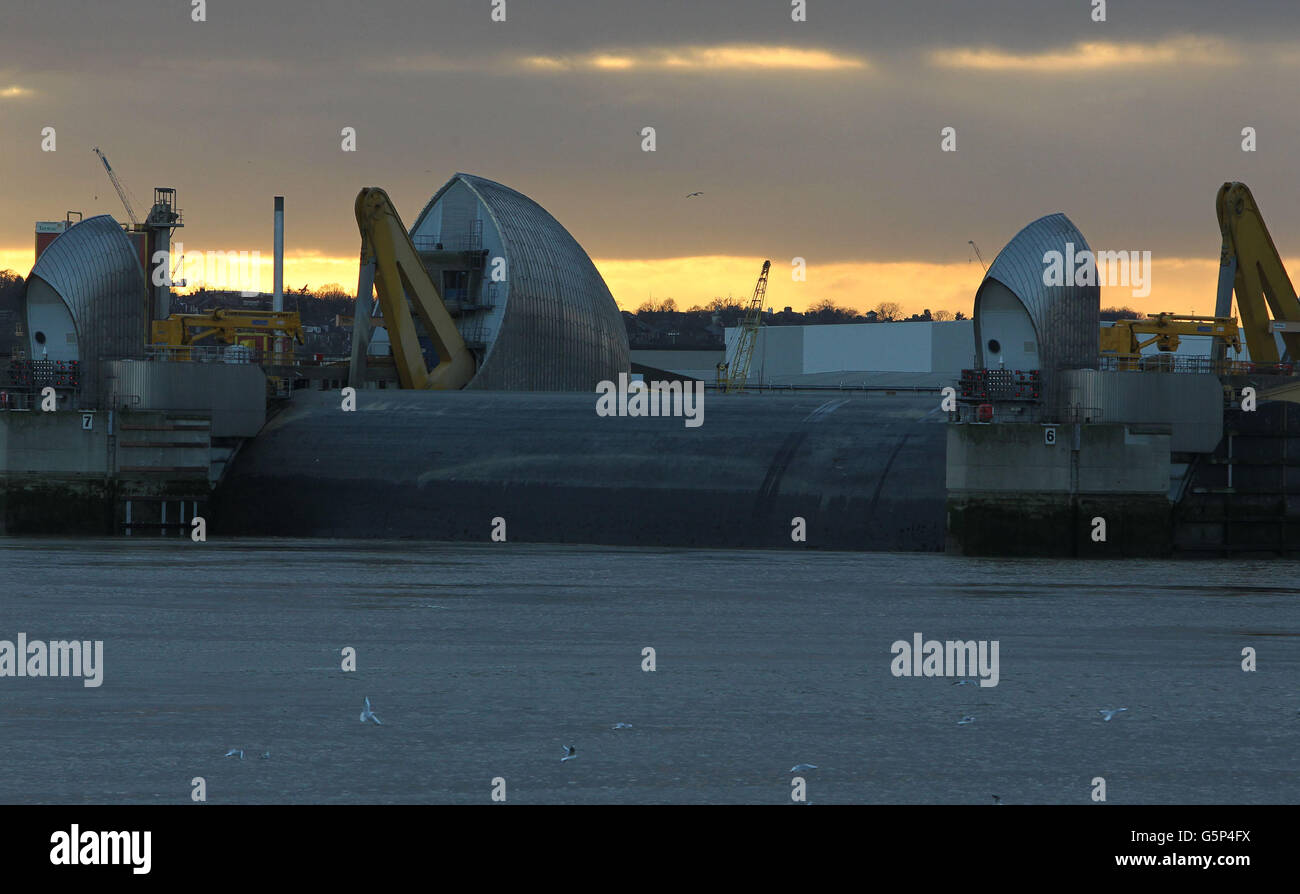 Blick auf den geschlossenen Teil der Thames Barrier von Silvertown, Docklands, nach starkem Regen im ganzen Land. Stockfoto