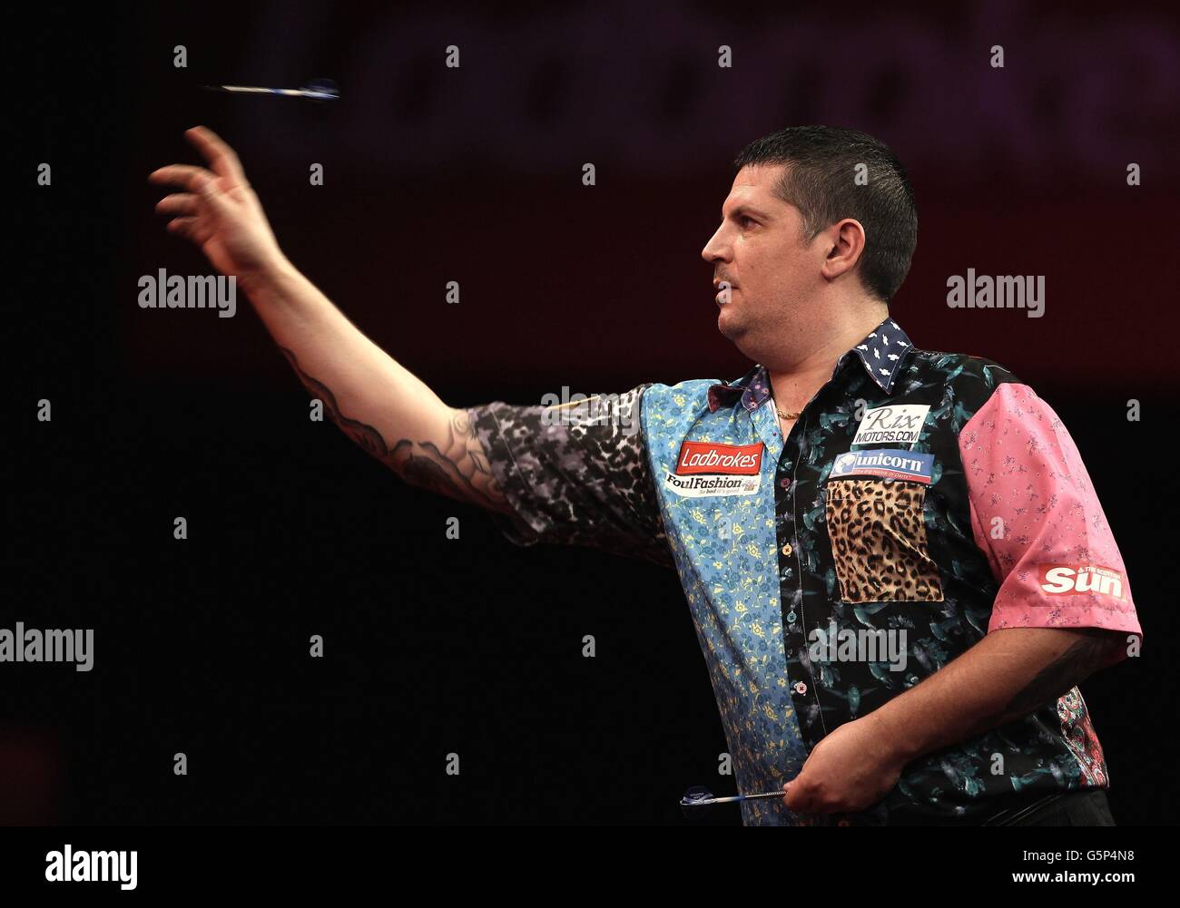 Gary Anderson im Einsatz gegen Raymond van Barneveld während der dritten Runde der World Darts Championship Ladbrokes.com im Alexandra Palace, London. Stockfoto