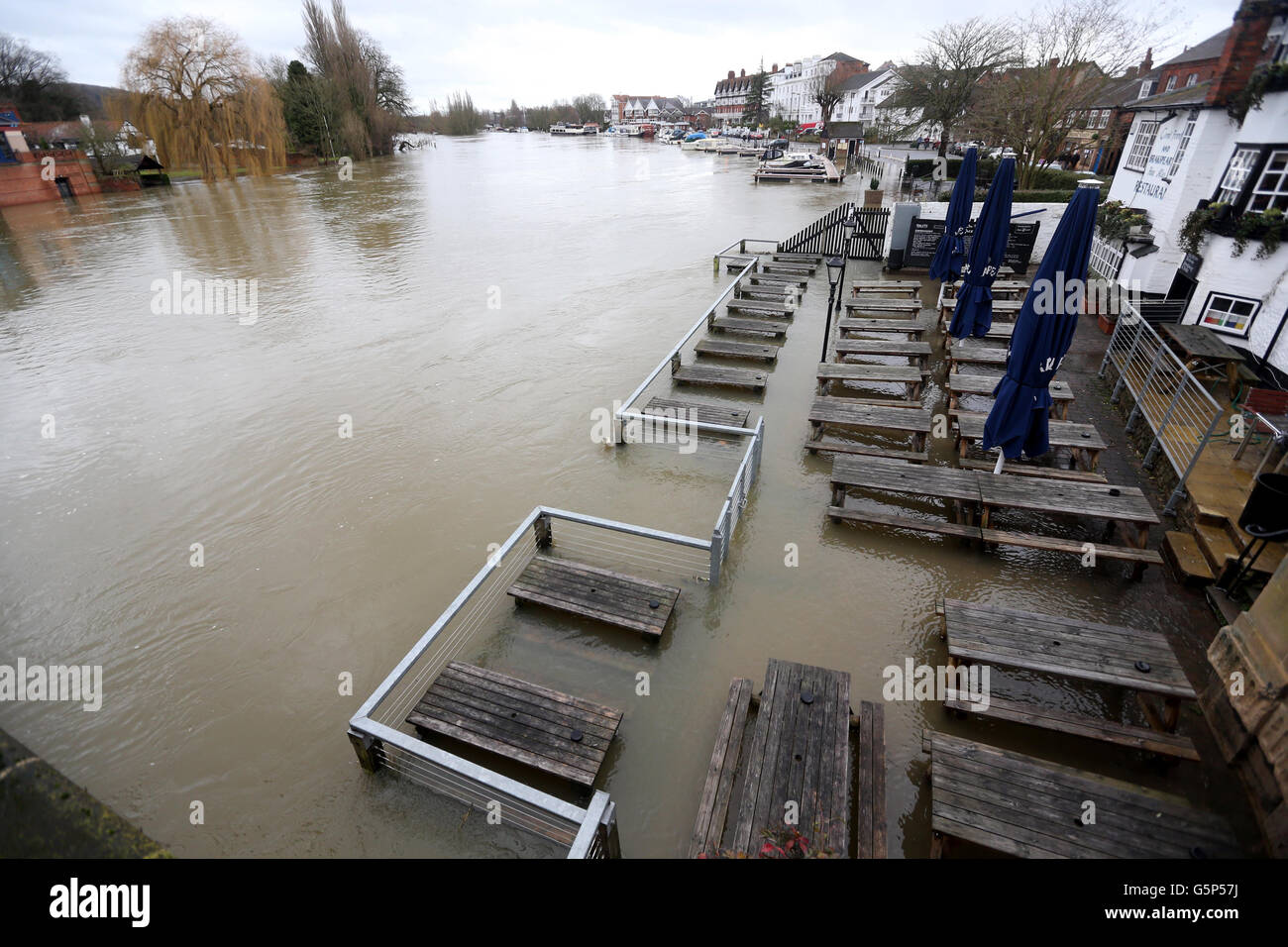 Die Themse in Henley-on-Thames, South Oxfordshire, die es Ufer geplatzt hat und überflutete benachbarte Felder. Stockfoto