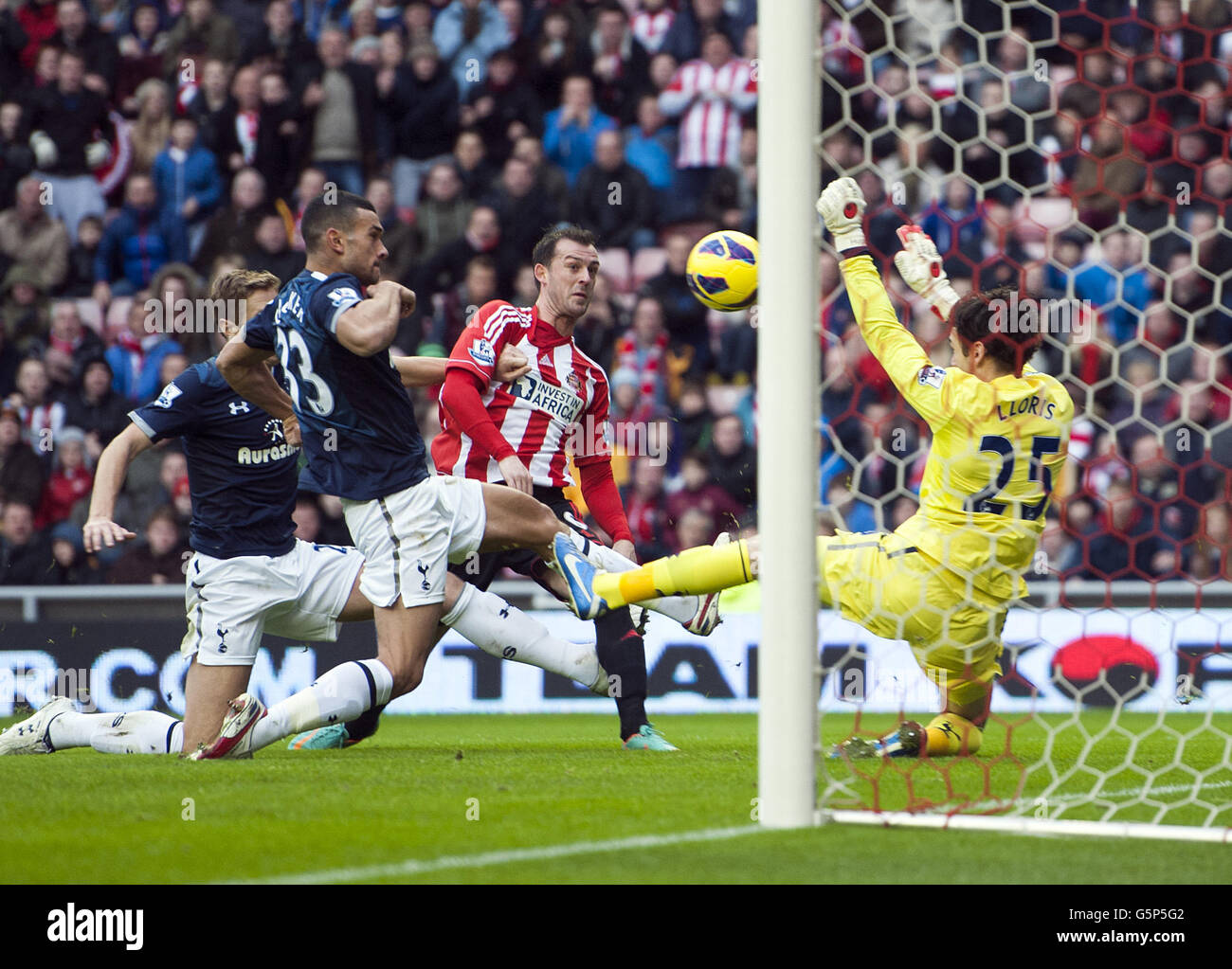 Fußball - Barclays Premier League - Sunderland gegen Tottenham Hotspur - Stadium of Light. Steven Fletcher von Sunderland hat einen Schuss ins Tor Stockfoto