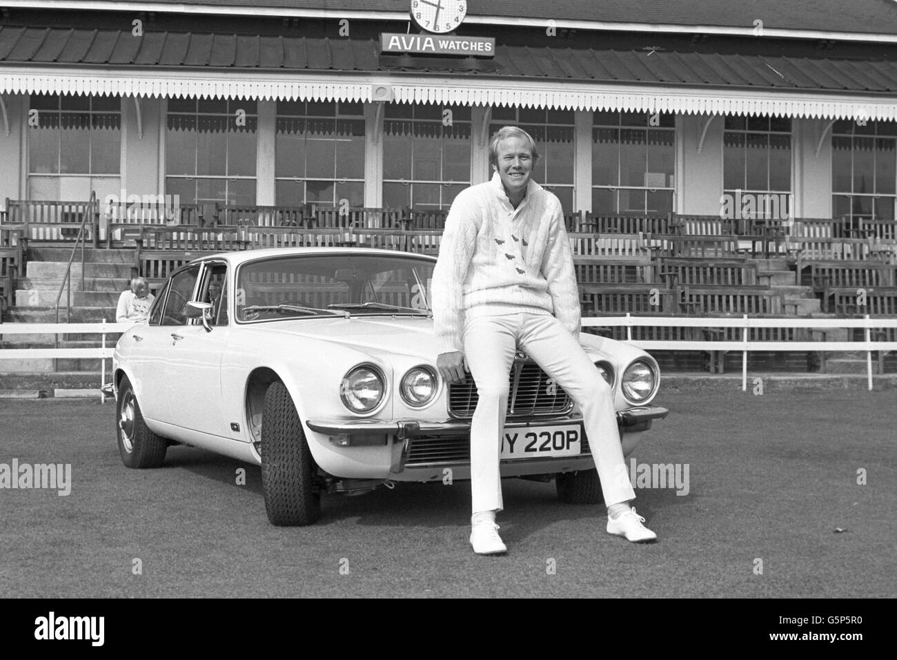 Cricket - Tony Greig - Sussex C.C.C. - County Ground, Hove. Sussex-Kapitän Tony Greig sitzt auf der Motorhaube eines Jaguar. Stockfoto