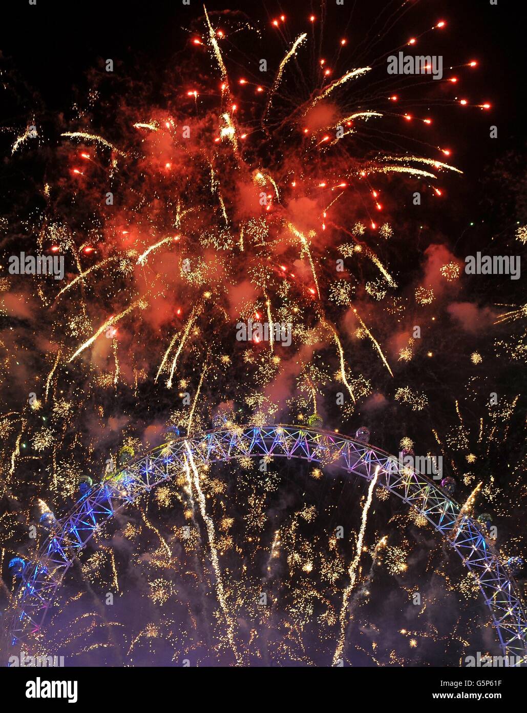 Feuerwerk über dem London Eye, im Zentrum von London, im Rahmen der Neujahrsfeiern. Stockfoto