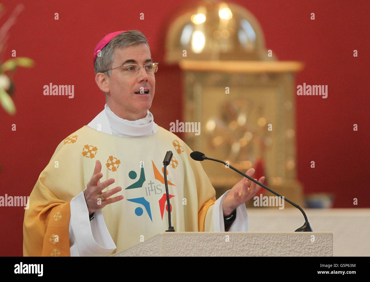 Der päpstliche Nuntius in Irland, Erzbischof Charles Brown, besucht die Neujahrsmesse in der Kirche St. Therese in Mount Merrion, Dublin. Stockfoto