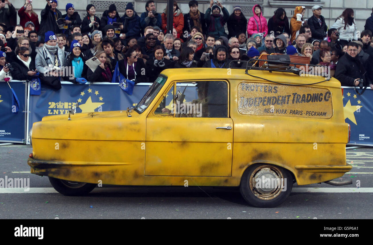 Ein Auto aus der Fernsehsendung Only Fools and Horses Car nimmt an der jährlichen New Years Day Parade in London Teil. Stockfoto