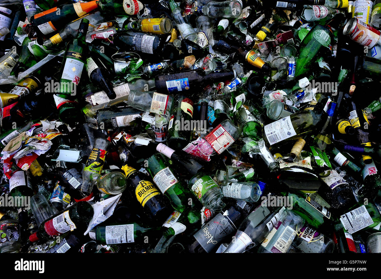 Tausende von Glasflaschen und -Gläsern, die nach der festlichen Zeit im Eastville Depot in Bristol recycelt werden sollen. Stockfoto