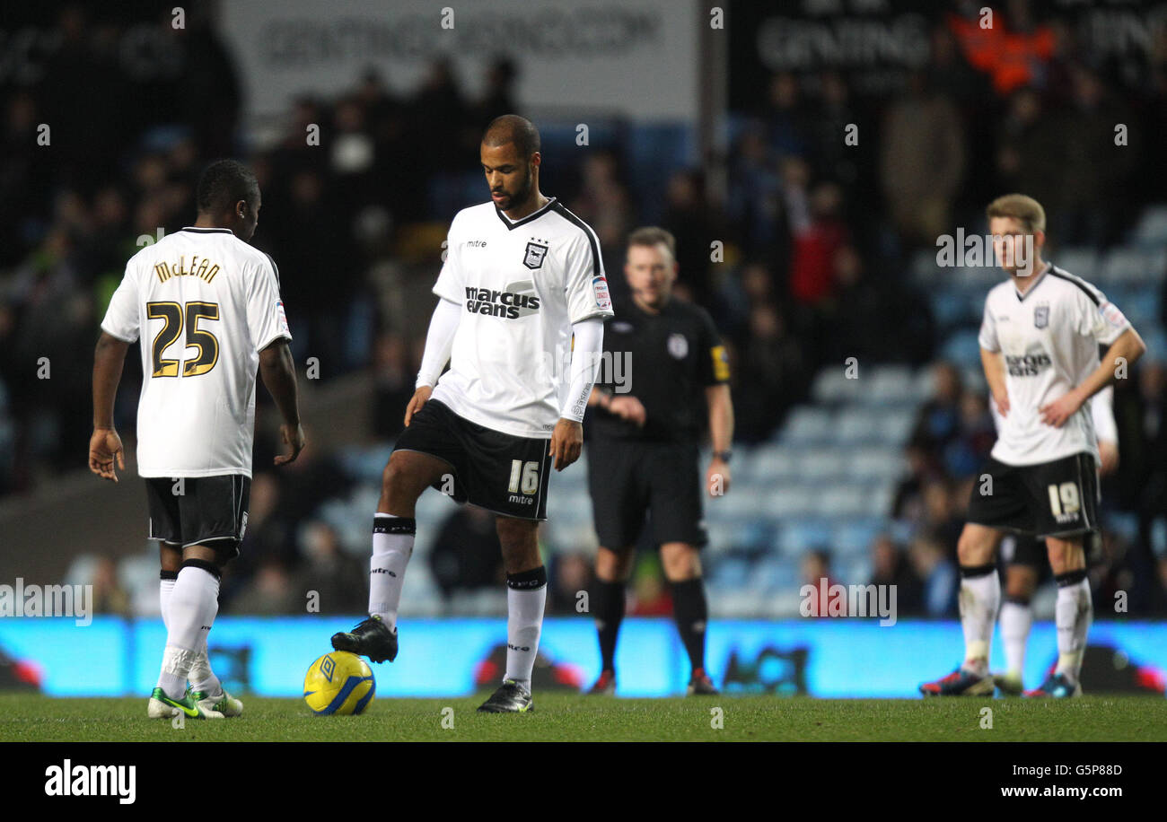 David McGoldrick (rechts) von Ipswich Town und Teamkollege Aaron McLean warten auf den Start, nachdem sie beim Spiel der dritten Runde des FA Cup in Villa Park, Birmingham, ein zweites Tor zugestehen haben. Stockfoto