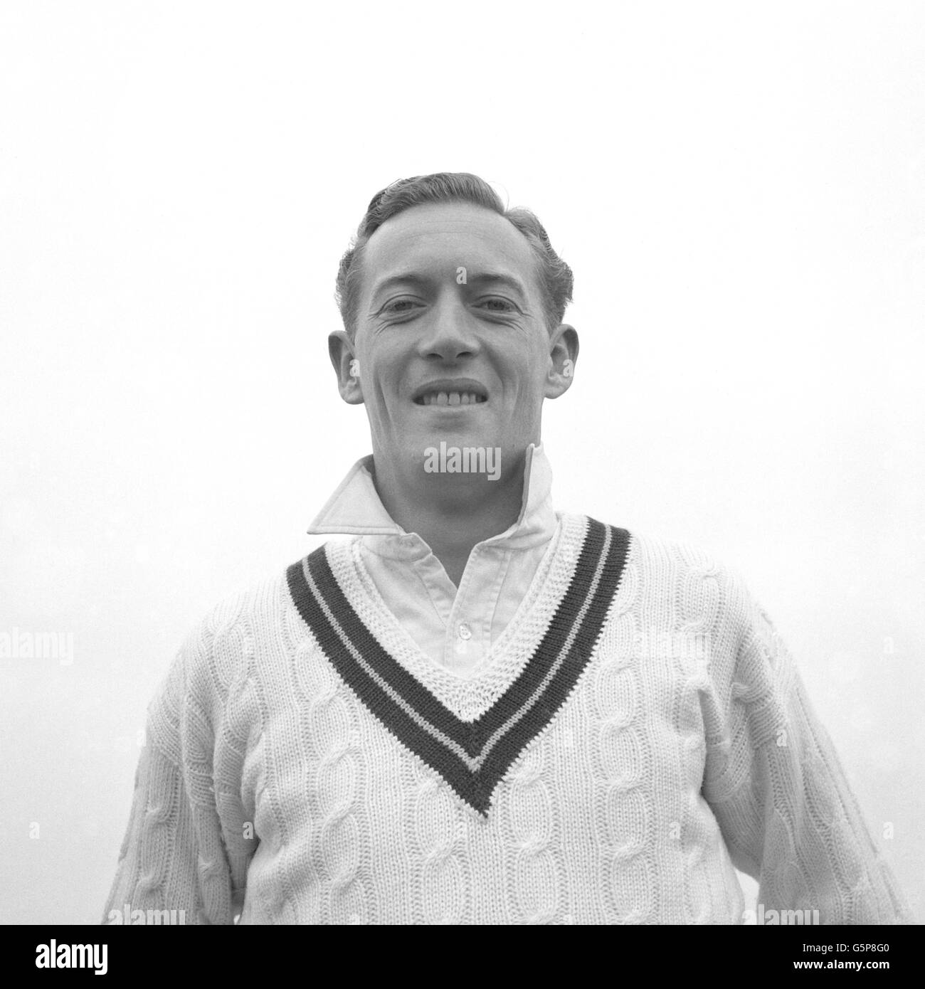 Neil Amwin Treharne Adcock, schneller Bowler der südafrikanischen Cricket-Mannschaft, die jetzt England bereist. Adcock, der 1955 auf der vorherigen Tour war, gilt heute als schnellerer und genauer Bowler. Stockfoto