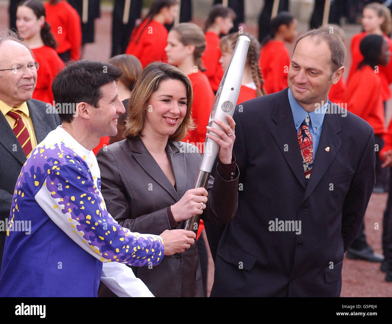 Von links - Sebastian Coe, Claire Sweeney und Sir Steven Redgrave mit dem Commonwealth-Taktstock bei den Feierlichkeiten zum Commonwealth Day auf dem Vorplatz des Buckingham Palace, London. * in einem spektakulären Send-off, komplett mit Feuerwerk vom Dach des Buckingham Palace, Ballons und Mini-Pop-Konzert, übergab die Queen den Hi-Tech-Taktstock von Manchester Games an Sir Roger Bister, den ersten Mann, der in weniger als vier Minuten eine Meile gelaufen ist. Es war der Starstart einer 58,000-Meilen-Staffel auf der ganzen Welt, durch 23 Commonwealth-Länder und zurück nach Großbritannien für die Eröffnung der Spiele im Juli 25, Stockfoto