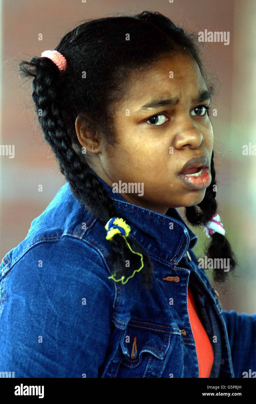 Rona McLean aus Smethwick, West Midlands, die kurz nach ihrer Geburt vor 24 Jahren einen bleibenden Hirnschaden erlitt, als sie ohne Notfallversorgung in einem Krankenhausbett lag und 1.6 Millionen Entschädigung erhielt. * Rona wurde im März 1978 ins St. Thomas's Hospital, London, gebracht, als sie gerade sieben Wochen alt war, nachdem ihre Mutter ihre schlampige und leblose Mutter gefunden hatte. Doch obwohl Rona als Notfall aufgenommen wurde, wurde sie nicht länger als vier Stunden behandelt und der Arzt, der sie schließlich untersuchte, hatte nur einen Monat Erfahrung in der Pädiatrie und konnte nicht erkennen, dass der Junge es war Stockfoto