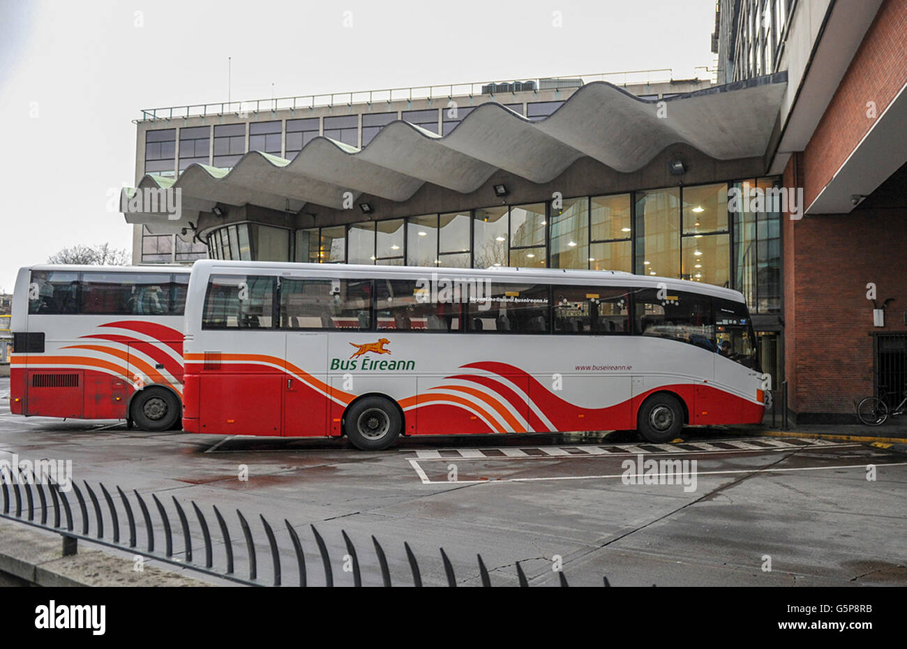 Bus Eirann Busse vor dem Busbahnhof Busaras. Bus Eireann hat gesagt, seine Finanzkrise wird sich vertiefen, wenn die Fahrer mit den Arbeitskampfmaßnahmen über Lohnkürzungen weitermachen. Stockfoto