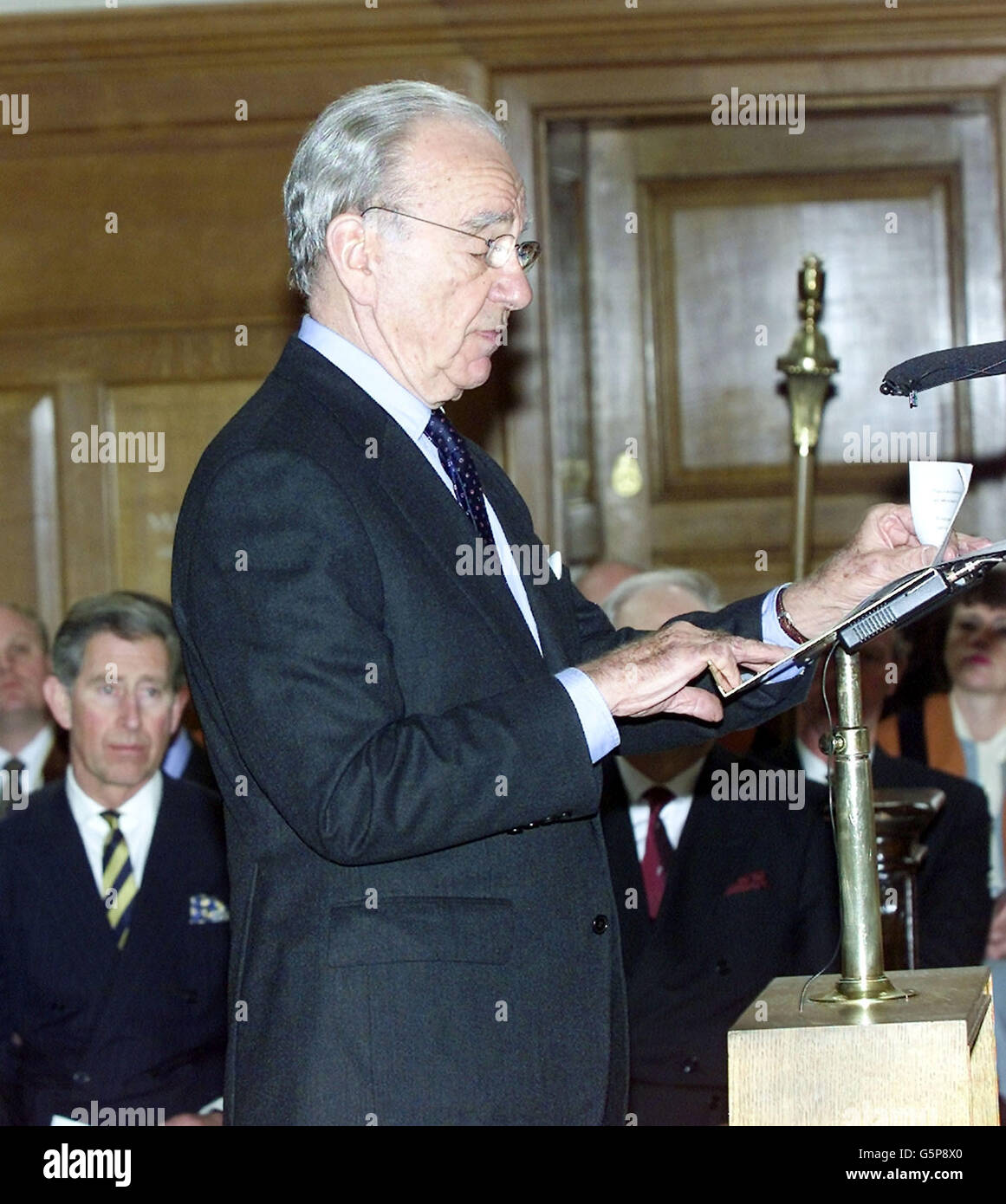 Der Prinz von Wales (linker Hintergrund) hört Rupert Murdoch, Präsident von News Corp, während eines Gottesdienstes in der St. Bride's Church in der Londoner Fleet Street, um 300 Jahre Zeitungsbranche in der Fleet Street zu feiern. Stockfoto