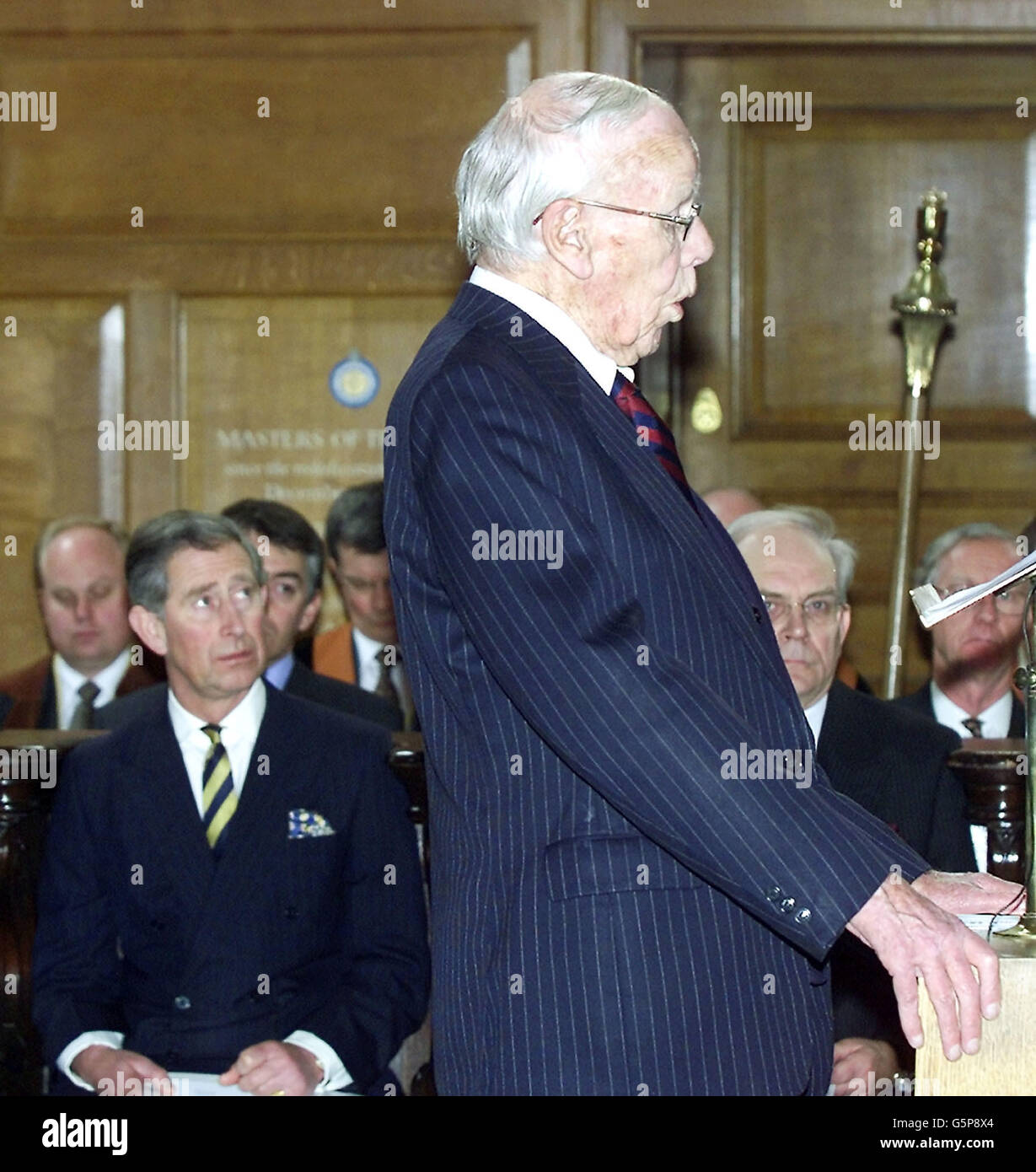 Der Prinz von Wales (linker Hintergrund) hört Lord Deedes, ehemaliger Redakteur des Daily Telegraph, während seiner Ansprache bei einem Gottesdienst in der St. Bride's Church in der Londoner Fleet Street, um 300 Jahre Zeitungsbranche in der Fleet Street zu feiern. Stockfoto