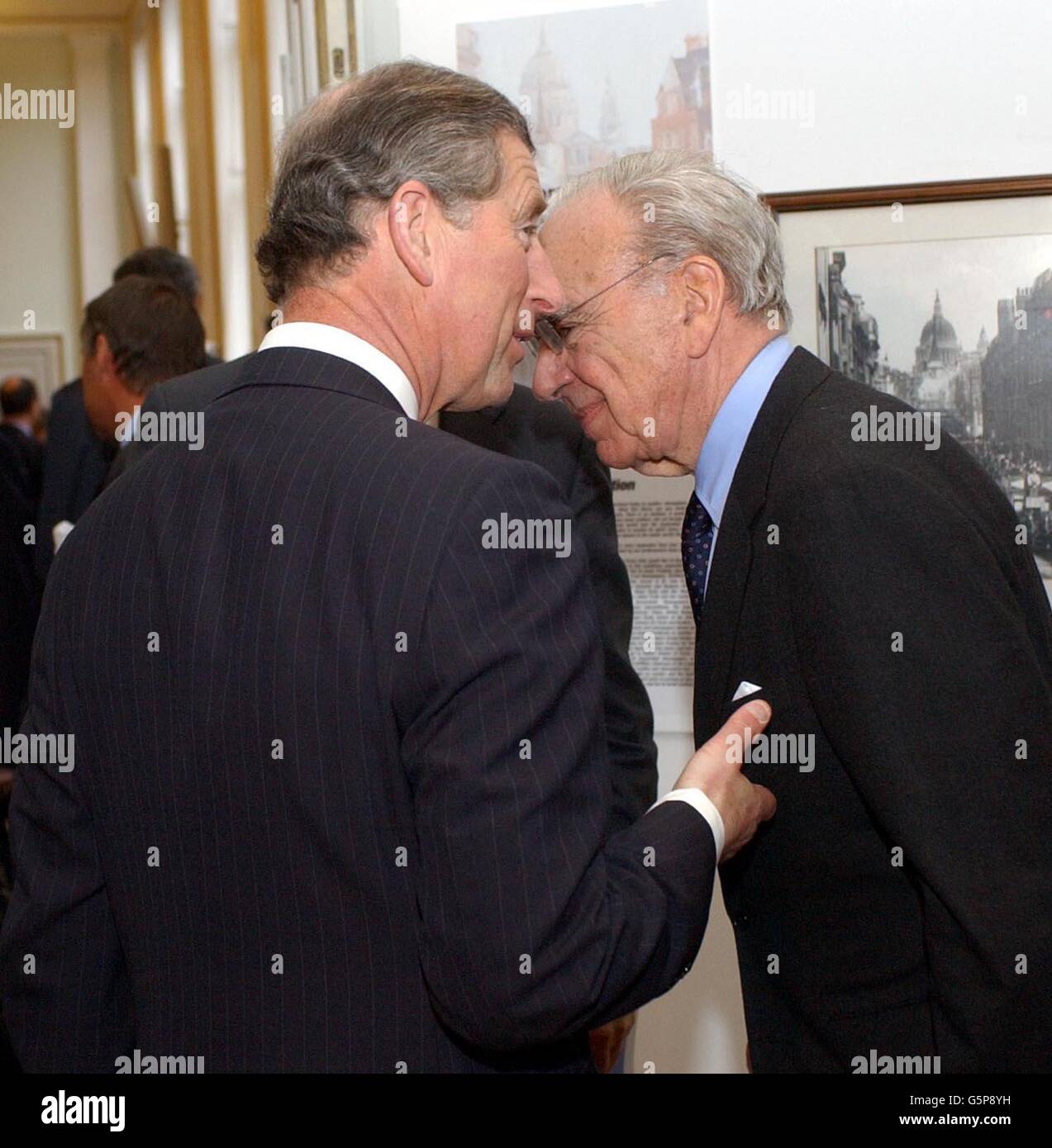 Der Prinz von Wales (L) spricht mit Rupert Murdoch, dem Präsidenten der Nachrichtenagentur, während seines Besuchs in der Ausstellung im Bride's Institute im Zentrum von London anlässlich des 300. Jahrestages der Fleet Street, der ehemaligen natürlichen Heimat der britischen nationalen Zeitungen. *die Ausstellung enthält Originale der ersten Ausgaben vieler Zeitungen, Faksimiles berühmter Titelseiten und bietet einen faszinierenden und faszinierenden Einblick in die Geschichte der wahrscheinlich noch berühmtesten Straße Londons, obwohl sie jetzt von jeder nationalen Nachrichtenorganisation aufgegeben wurde. Stockfoto