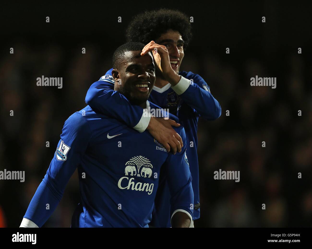 Evertons Marouane Fellaini feiert mit seinem fünften Tor das Tor seiner Seite Victor Anichebe (links) Stockfoto