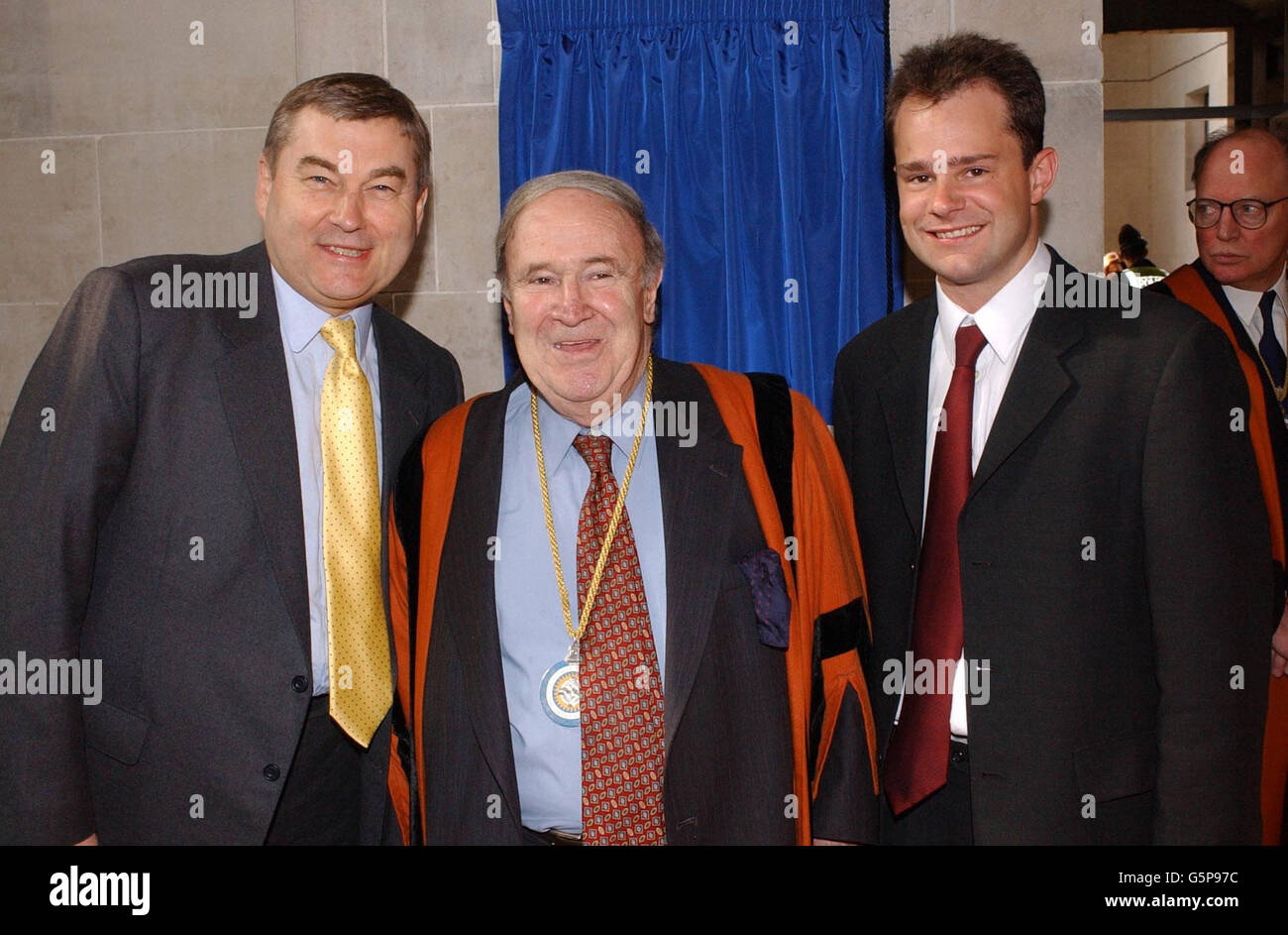 Paul Potts, Chief Executive und Chefredakteur der PA, mit David Chipp und Sam Greenhiil bei einem Gottesdienst in der St. Bride's Church anlässlich des 300-jährigen Bestehens von Zeitungen. Stockfoto
