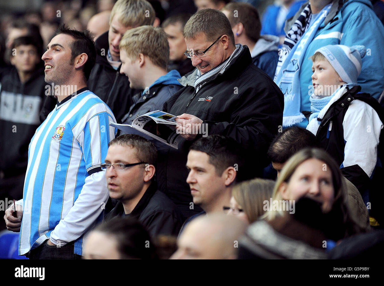 Fußball - FA Cup - Dritte Runde - Tottenham Hotspur gegen Coventry City - White Hart Lane. Ein Coventry City-Fan liest das Spieltag-Programm an den Ständen Stockfoto