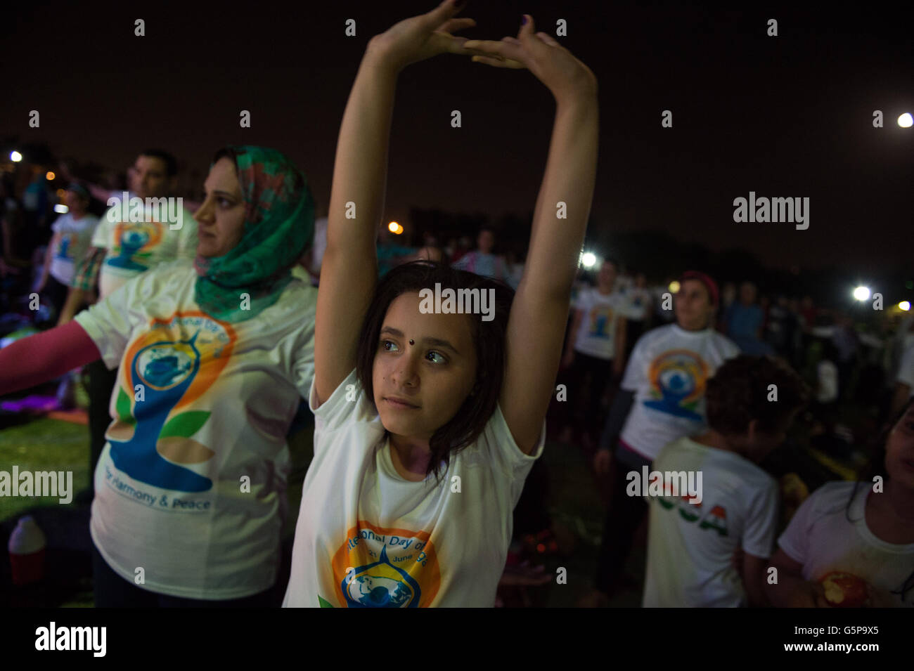 Kairo, Ägypten. 21. Juni 2016. Eine Mädchen besucht Feier des internationalen Tag des Yoga 2016 an der al-Azhar-Park in Kairo, Ägypten, 21. Juni 2016. © Meng Tao/Xinhua/Alamy Live-Nachrichten Stockfoto