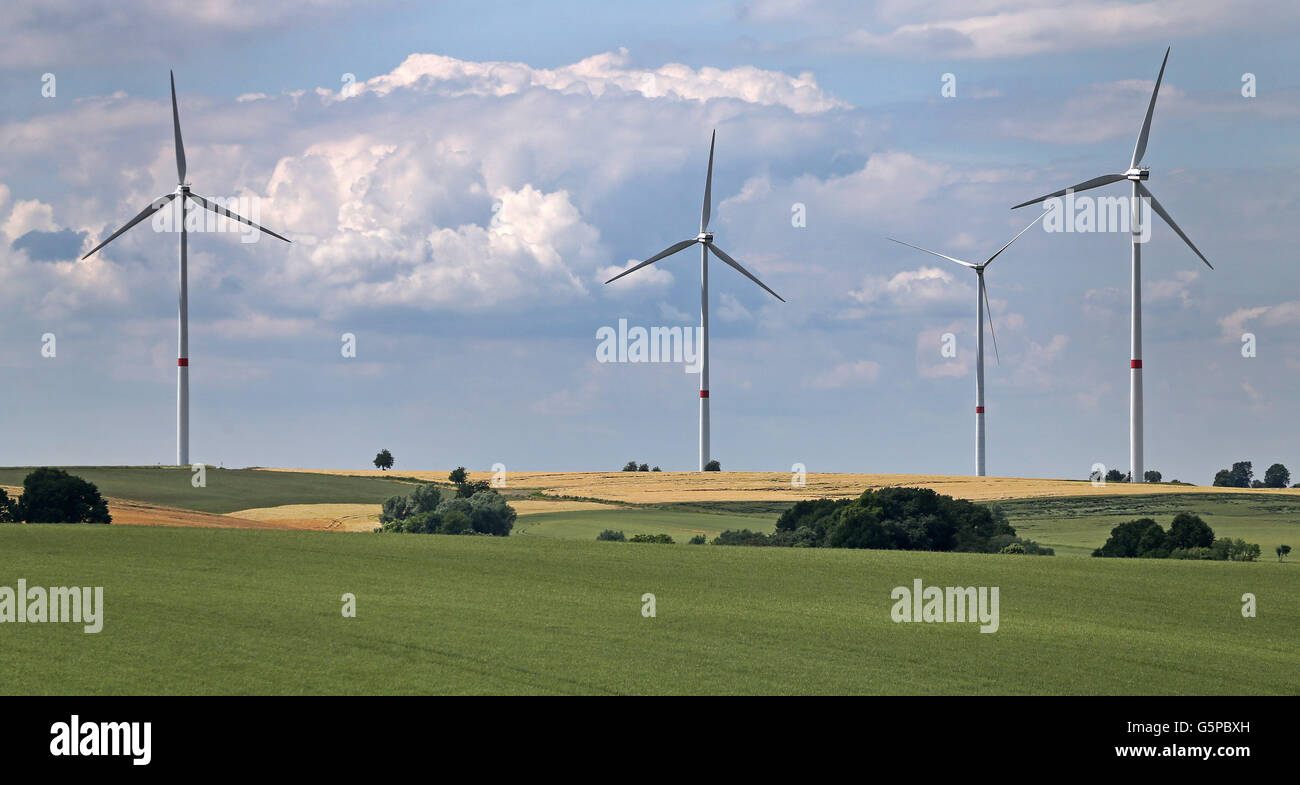 Mutzschen, Deutschland. 21. Juni 2016. Windräder drehen sich in der Nähe von Mutzschen, Deutschland, 21. Juni 2016. Foto: Jan Woitas/Dpa/Alamy Live News Stockfoto