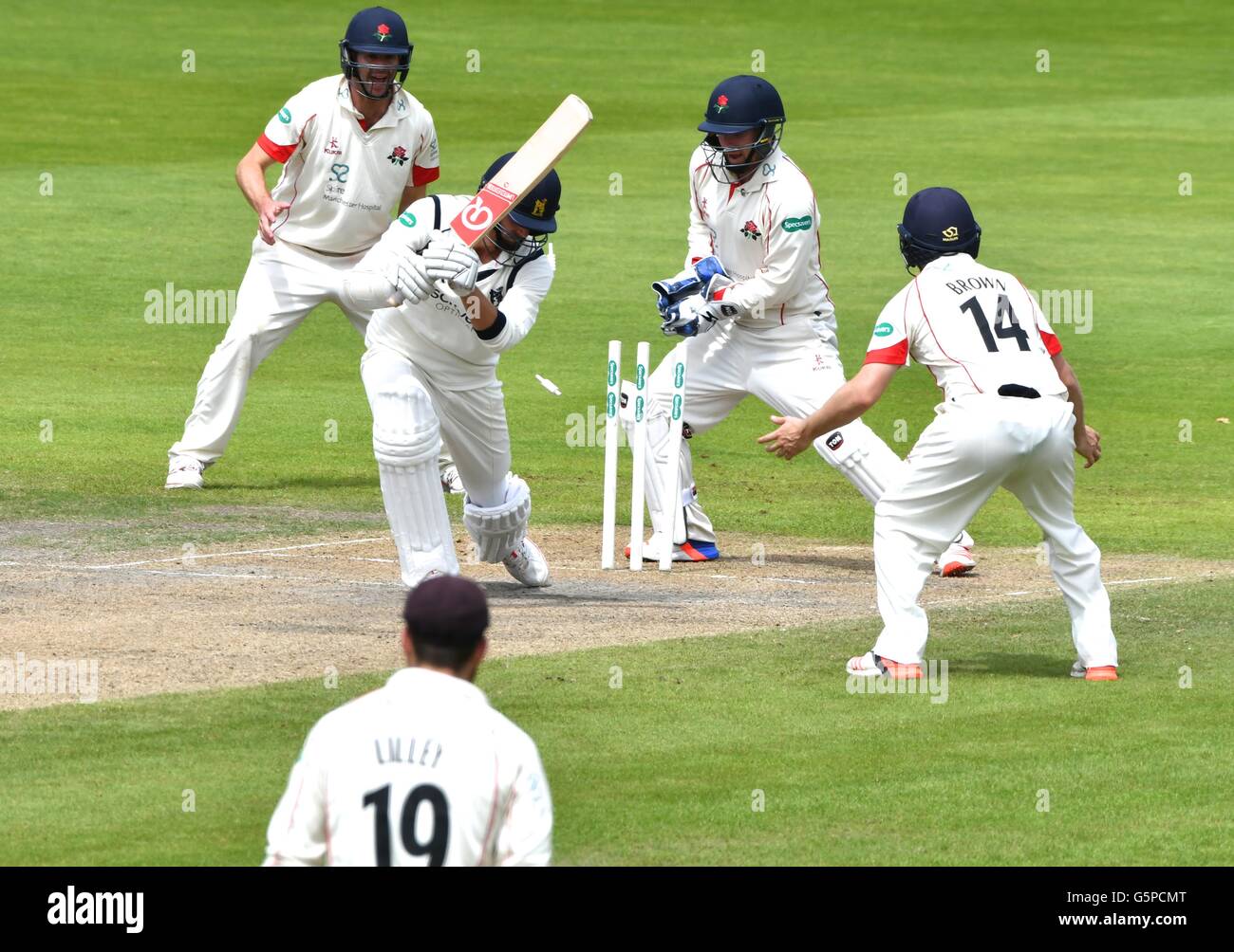 Manchester UK 22. Juni 2016 Matthew Parkinson (Lancashire) Schalen, Oliver Hannon-Darby für seine fünfte Pforte am dritten Tag von ihrem Spiel gegen Warwickshire im Old Trafford Emirates in der Grafschaft-Meisterschaft. Parkinson fertig mit 5-49 auf erstklassige debütierte. Bildnachweis: John Fryer/Alamy Live-Nachrichten Stockfoto