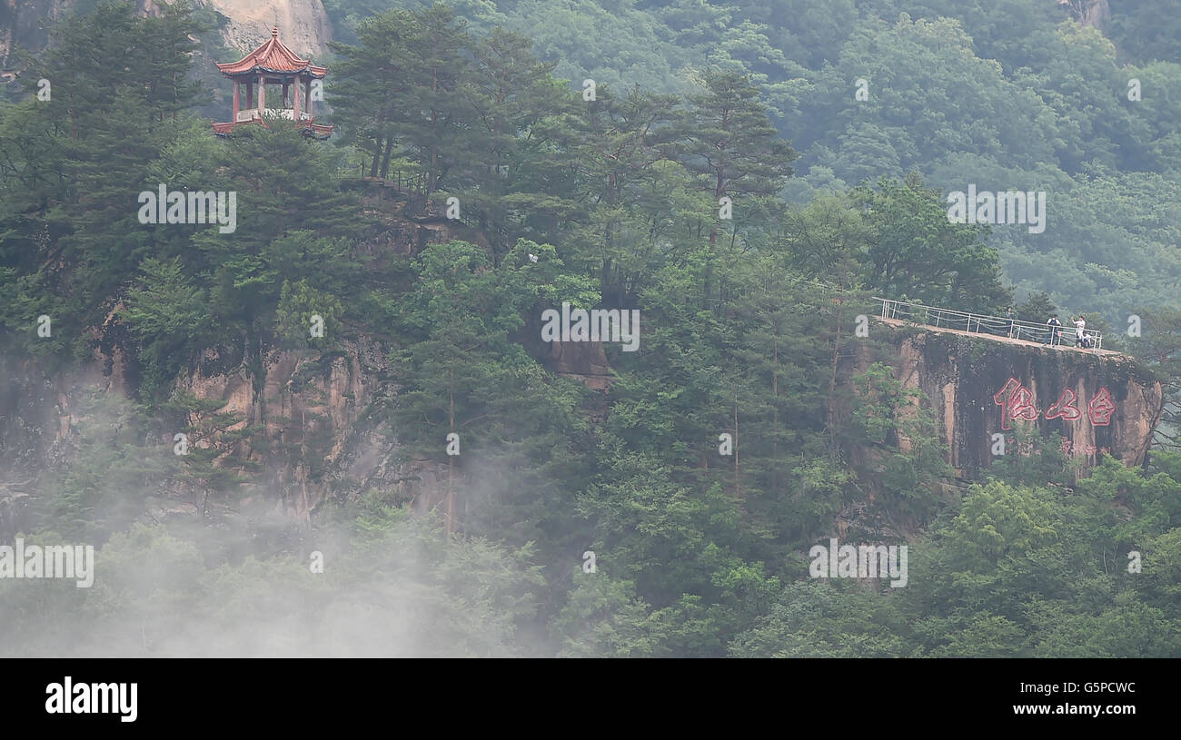 Der Provinz Jilin Tonghua, China. 22. Juni 2016. Touristen besuchen Wunyufeng National Forest Park in Ji'an City, Nordost-China Jilin Province, 22. Juni 2016. Der Park mit einer Gesamtfläche von 6.876 Hektar ist benannt nach den fünf berühmten Gipfeln darin. Bildnachweis: Wang Haofei/Xinhua/Alamy Live-Nachrichten Stockfoto