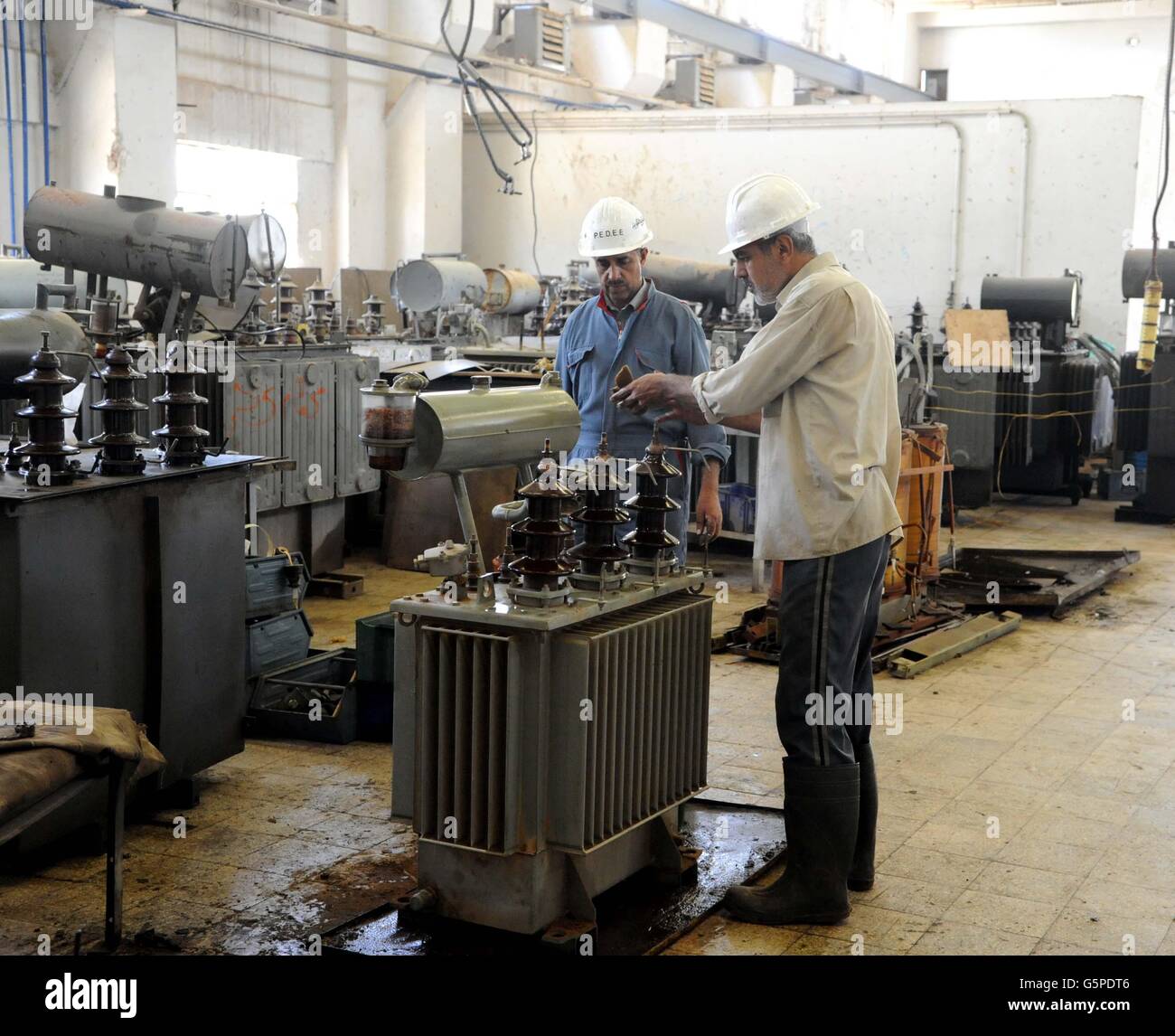 (160622)--Damaskus, 22. Juni 2016 (Xinhua)--Strom Arbeiter versuchen Strom Transformatoren an einem Kraftwerk sabotiert von al-Qaida-linked militanten in der Stadt von Adra al-Omaliyeh, Landschaft von Damaskus, Hauptstadt von Syrien, am 22. Juni 2016 zu befestigen. Die syrische Armee zurückerobert Adra al-Omaliyeh im Jahr 2014 und Sanierung der Infrastruktur wurde laufenden seit. (Xinhua/Ammar) Stockfoto