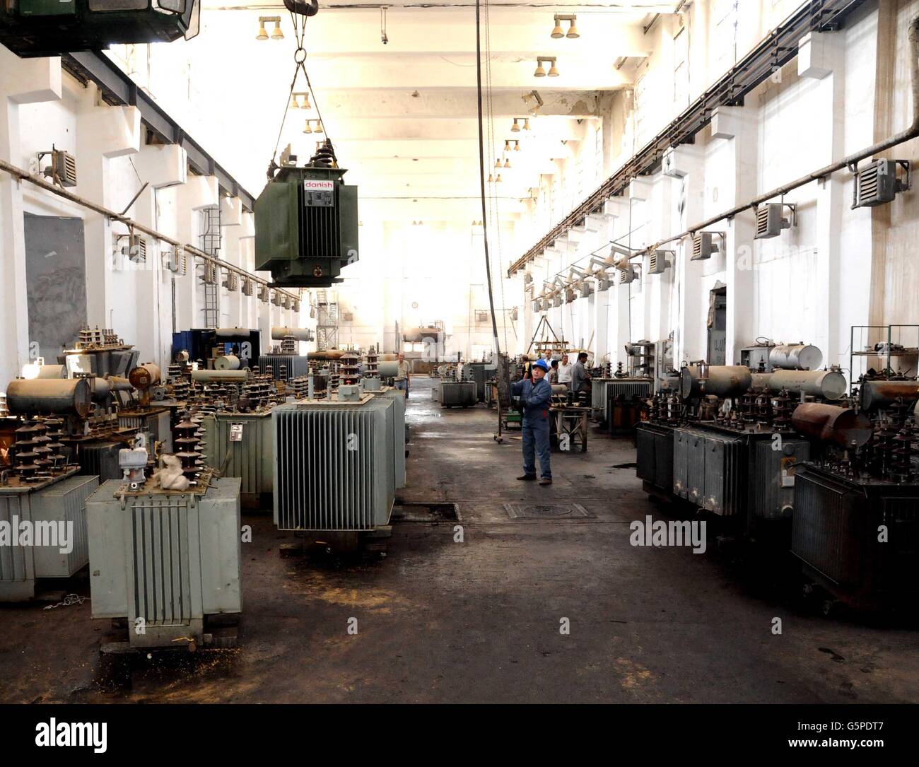 (160622)--Damaskus, 22. Juni 2016 (Xinhua)--Strom Arbeiter versuchen Strom Transformatoren an einem Kraftwerk sabotiert von al-Qaida-linked militanten in der Stadt von Adra al-Omaliyeh, Landschaft von Damaskus, Hauptstadt von Syrien, am 22. Juni 2016 zu befestigen. Die syrische Armee zurückerobert Adra al-Omaliyeh im Jahr 2014 und Sanierung der Infrastruktur wurde laufenden seit. (Xinhua/Ammar) Stockfoto