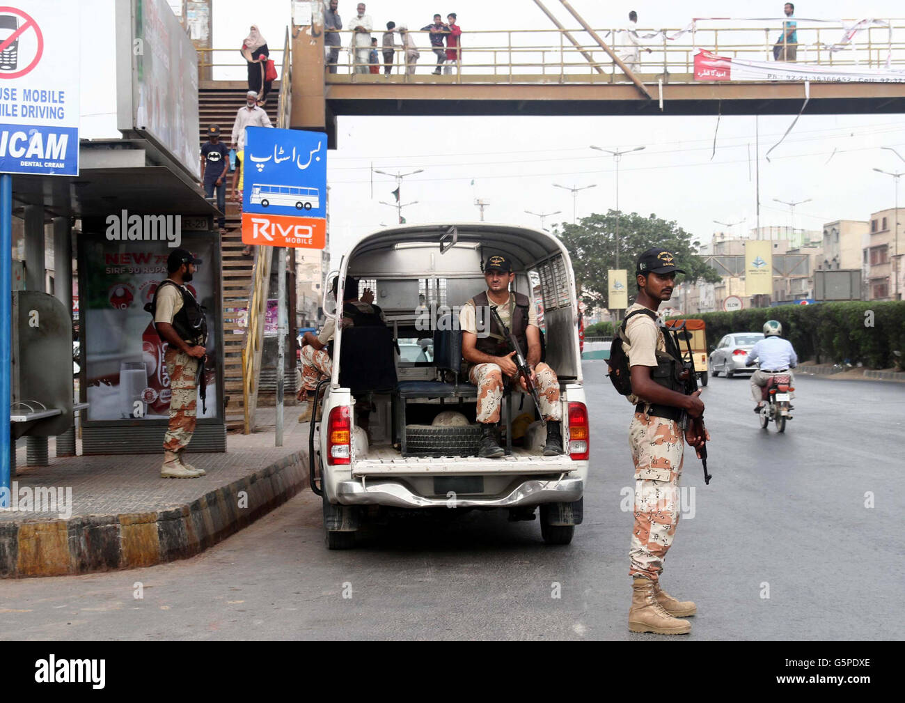 (160622)--KARACHI, 22. Juni 2016 (Xinhua)--Pakistan Rangers Wache stehen in der Nähe der Schießerei im südlichen Hafenstadt pakistanischen Stadt Karachi, 22. Juni 2016. Drei Menschen, darunter berühmte Sufi-Sängerin Amjad Sabri starben im feuern auf ihr Fahrzeug in Karatschi am Mittwochnachmittag, lokale Medien und Beamten sagte. (Xinhua/Arshad) Stockfoto