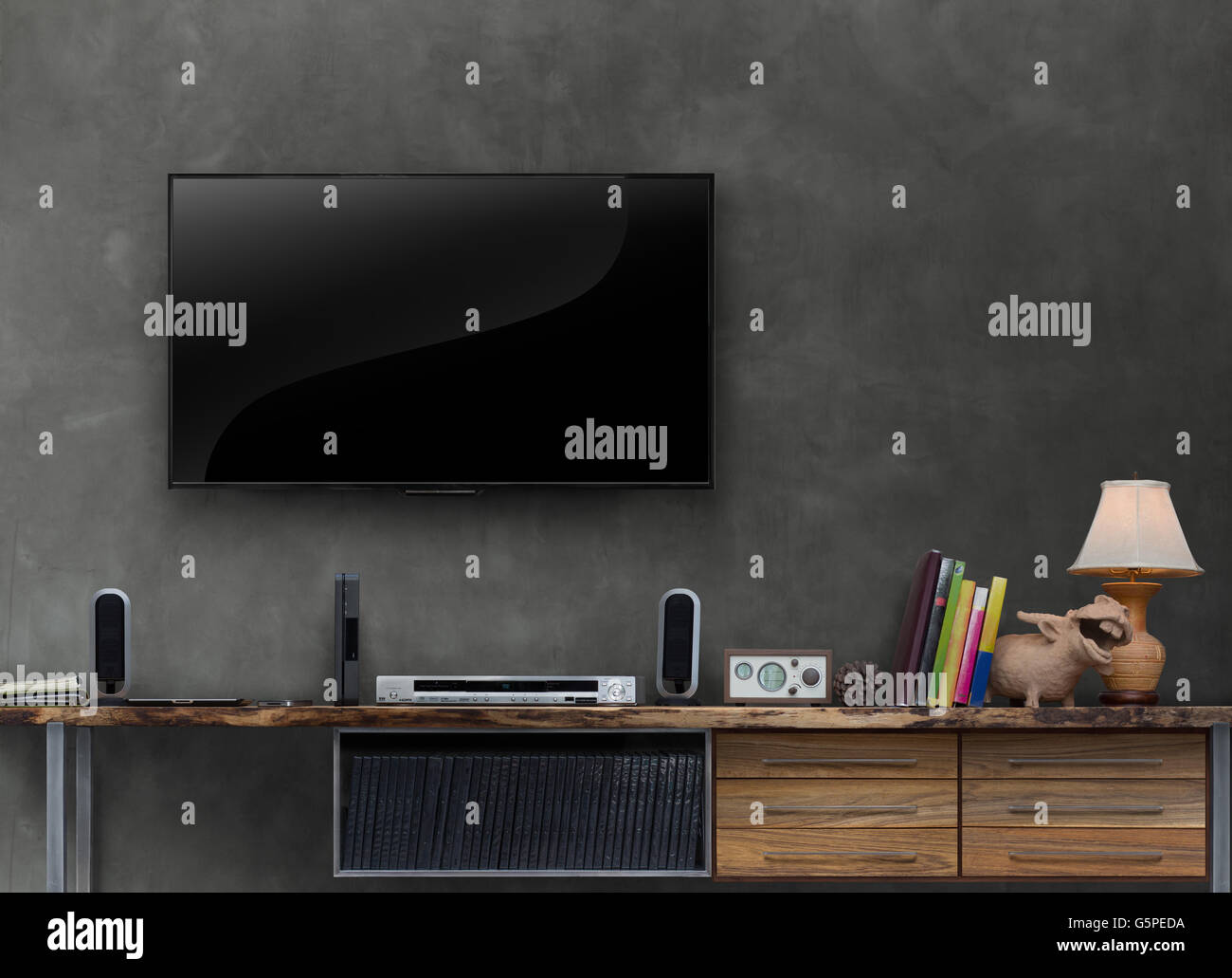 LED tv Holz Medienmöbel mit Betonwand im Wohnzimmer Stockfoto